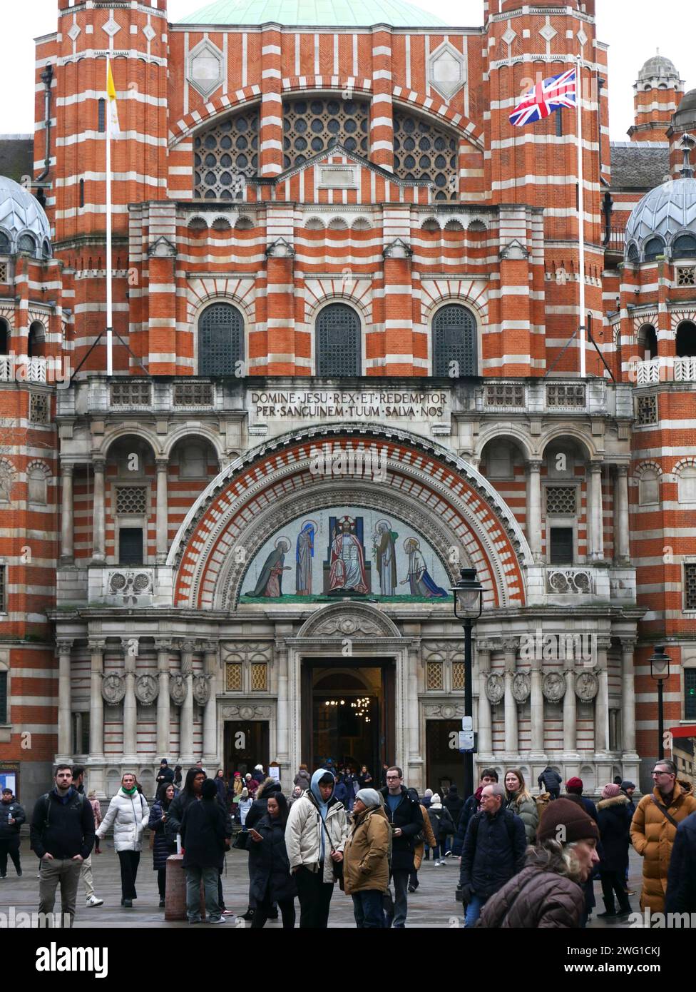 Foules quittant la cathédrale de Westminster après la messe du dimanche Banque D'Images