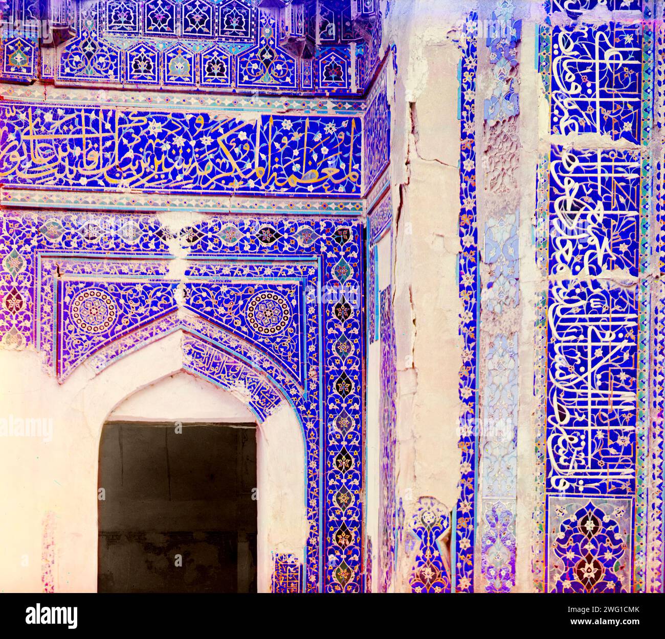 Mosaïques sur les murs de Shakh-i Zindeh, Samarkand, entre 1905 et 1915. L'ensemble Shah-i-Zinda comprend des mausolées et d'autres édifices rituels des 11e-15e et 19e siècles. Le chimiste et photographe russe Sergey Prokudin-Gorsky (1863-1944) fut un pionnier de la photographie couleur qu’il utilisa pour documenter la Russie du début du 20e siècle et son empire, y compris la disparition du mode de vie des peuples tribaux le long de la route de la soie en Asie centrale. Dans une chambre noire de wagon de chemin de fer fournie par le tsar Nicolas II, Prokudin-Gorsky a utilisé le procédé de photographie en trois couleurs pour enregistrer les costumes traditionnels et les événements Banque D'Images