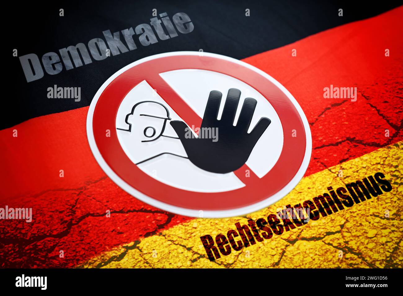 FOTOMONTAGE, Warnschild auf einer Deutschlandfahne mit Rissen und Aufschrift Demokratie und Rechtsextremismus, Symbolfoto für die Verteidigung der Demokratie gegen rechte Einflüsse *** PHOTOMONTAGE, panneau d'avertissement sur un drapeau allemand avec des larmes et l'inscription démocratie et extrémisme de droite, photo symbolique pour la défense de la démocratie contre les influences de droite Banque D'Images