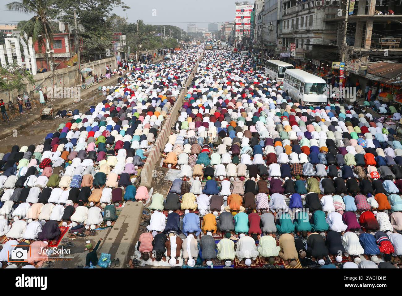 Tongi, Dhaka, Bangladesh. 2 février 2024. Les dévots musulmans prient au milieu d'un carrefour routier très fréquenté, provoquant l'arrêt de la circulation, à Tongi, Dhaka, Bangladesh pendant Bishwa Ijtema, l'un des principaux rassemblements religieux islamiques observés chaque année. Des espaces de prière dédiés ne suffisent pas pour accueillir ce grand nombre de personnes, donc un grand nombre de personnes viennent à Tongi, la rue principale de Dhaka. Tous les transports terrestres et passages pour piétons sont suspendus pendant cette période. C'est la deuxième plus grande congrégation de la communauté musulmane après le pèlerinage à la Mecque pour le Hajj. (CRED Banque D'Images