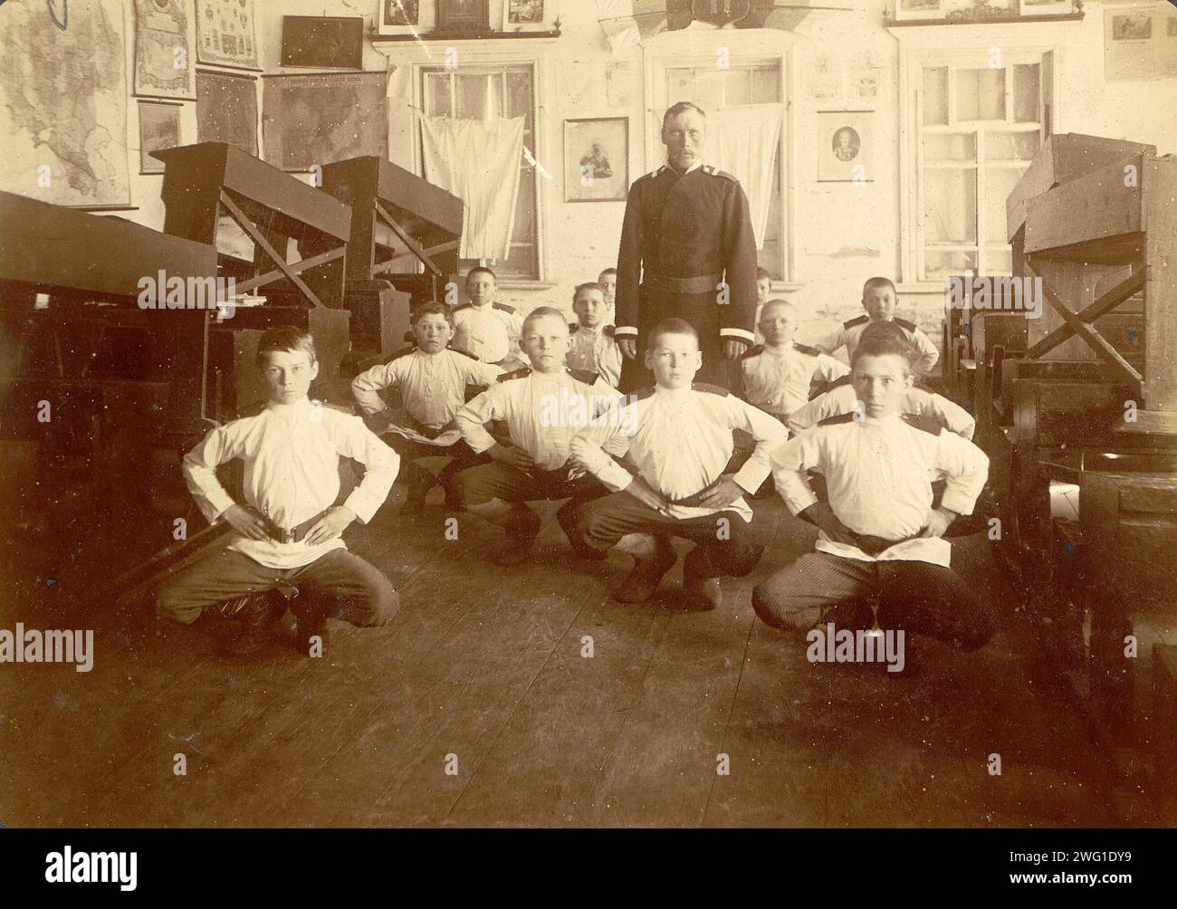Gymnastique scolaire, 1909. Cette image est tirée de Tipy kazakov : Sibirskie kazaki na sluzhbe i doma (types de cosaques : Cosaques de Sibérie en service et à la maison), l'un des trois albums représentant les territoires, la culture et le mode de vie des Cosaques vivant dans les régions steppiques de la Sibérie occidentale et du Kazakhstan actuel. Ces albums ont été créés et exposés à la première exposition agricole, forestière et commerciale-industrielle de Sibérie occidentale à Omsk en 1911. Les albums faisaient partie d'une collection de photographies rassemblées entre 1891 et 1918 par le musée de la branche de Sibérie occidentale du I Banque D'Images