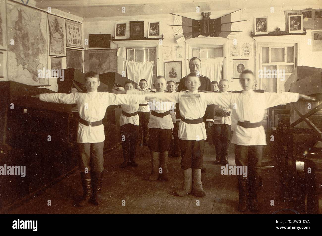 Gymnastique scolaire, 1909. Cette image est tirée de Tipy kazakov : Sibirskie kazaki na sluzhbe i doma (types de cosaques : Cosaques de Sibérie en service et à la maison), l'un des trois albums représentant les territoires, la culture et le mode de vie des Cosaques vivant dans les régions steppiques de la Sibérie occidentale et du Kazakhstan actuel. Ces albums ont été créés et exposés à la première exposition agricole, forestière et commerciale-industrielle de Sibérie occidentale à Omsk en 1911. Les albums faisaient partie d'une collection de photographies rassemblées entre 1891 et 1918 par le musée de la branche de Sibérie occidentale du I Banque D'Images
