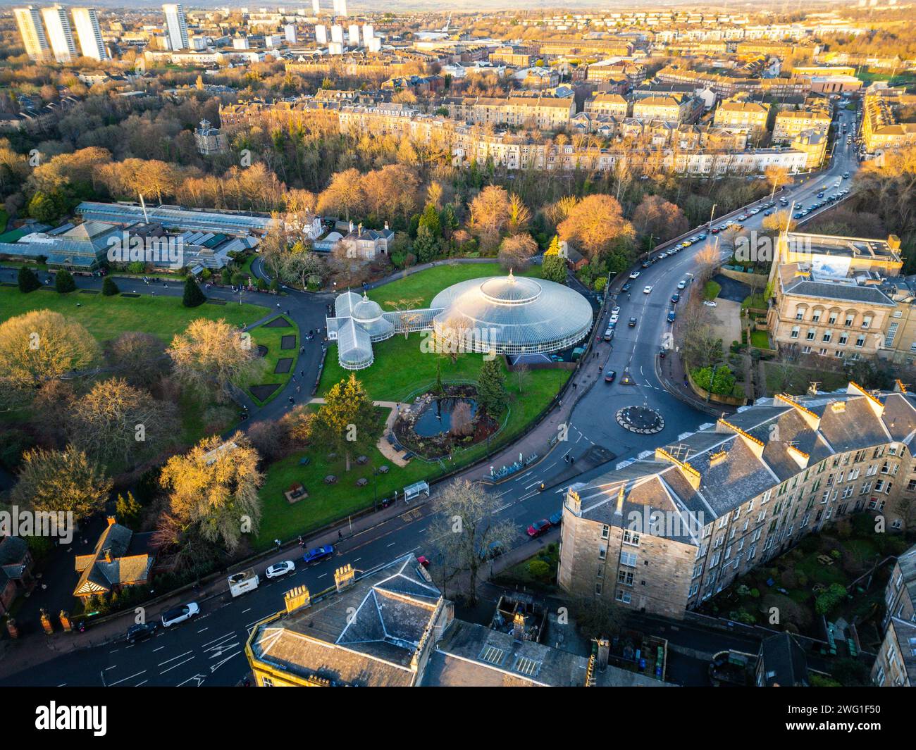 Golden Hour Drone Footage : Glasgow Botanic Gardens et Kibble Palace Aerial View Banque D'Images