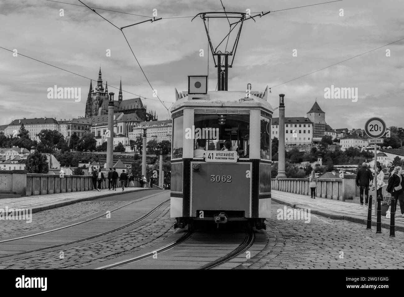 Un vieux tramway dans la vieille ville de Prague (noir et blanc) Banque D'Images