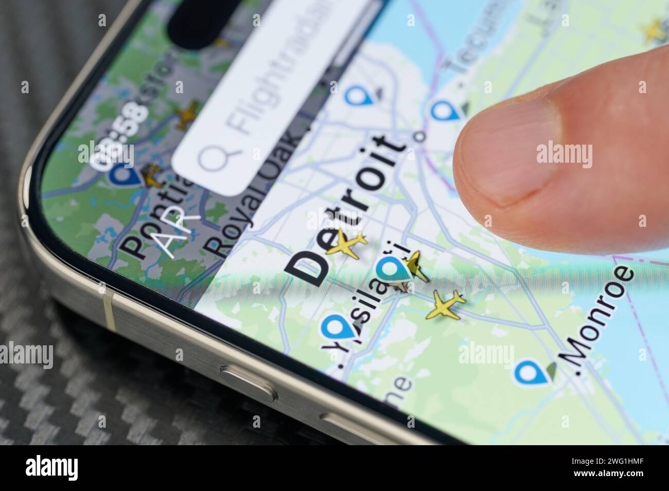 New York, États-Unis - 24 janvier 2024 : le trafic aérien dans la ville de Detroit sur iphone 15 pro max écran gros plan Banque D'Images