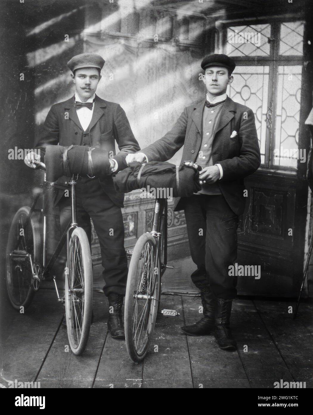 Cyclistes dans le studio ; deux hommes avec des vélos, 1890-1910. Banque D'Images