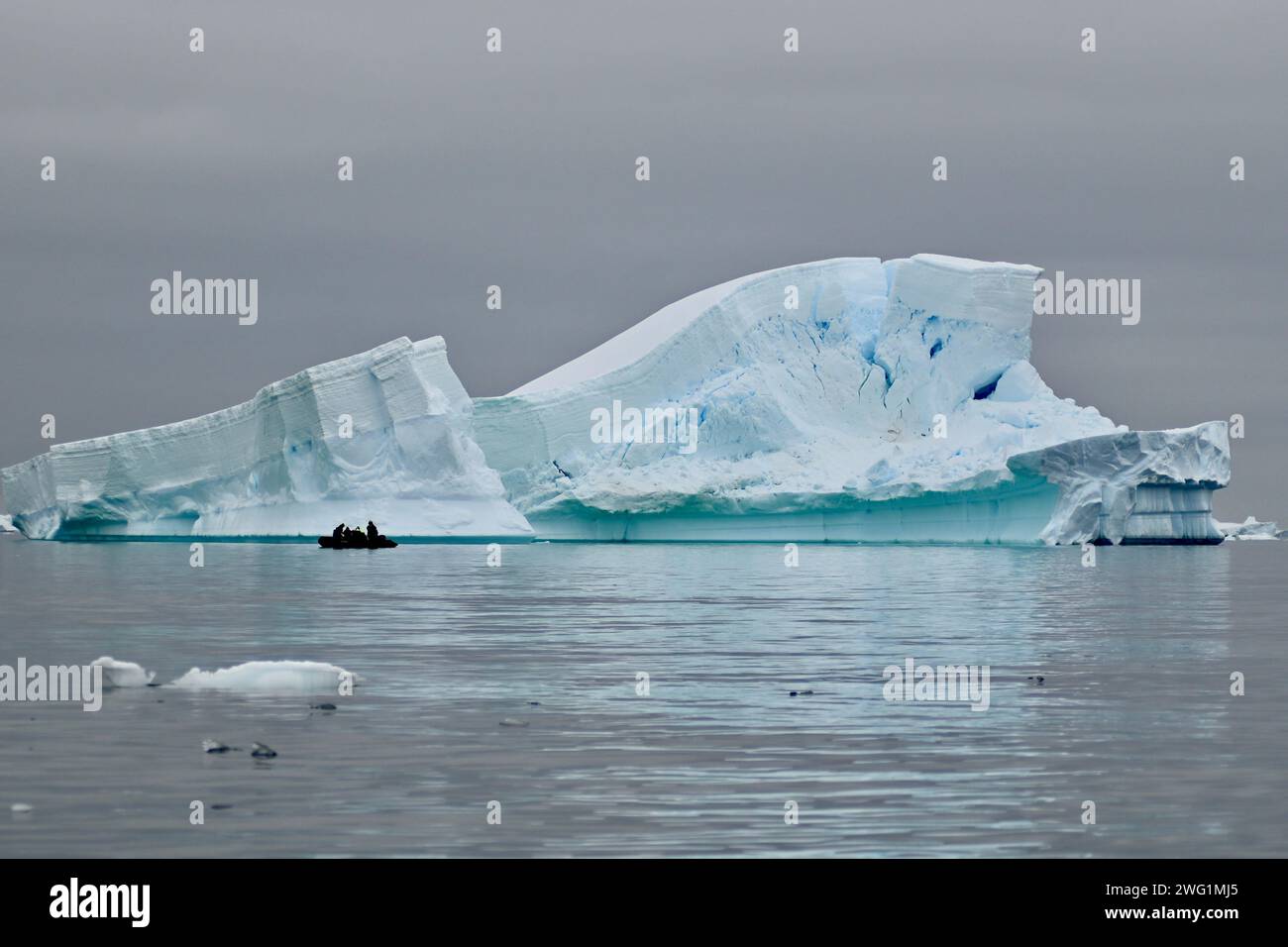 Un grand iceberg près de l'île Petermann, péninsule Antarctique Banque D'Images