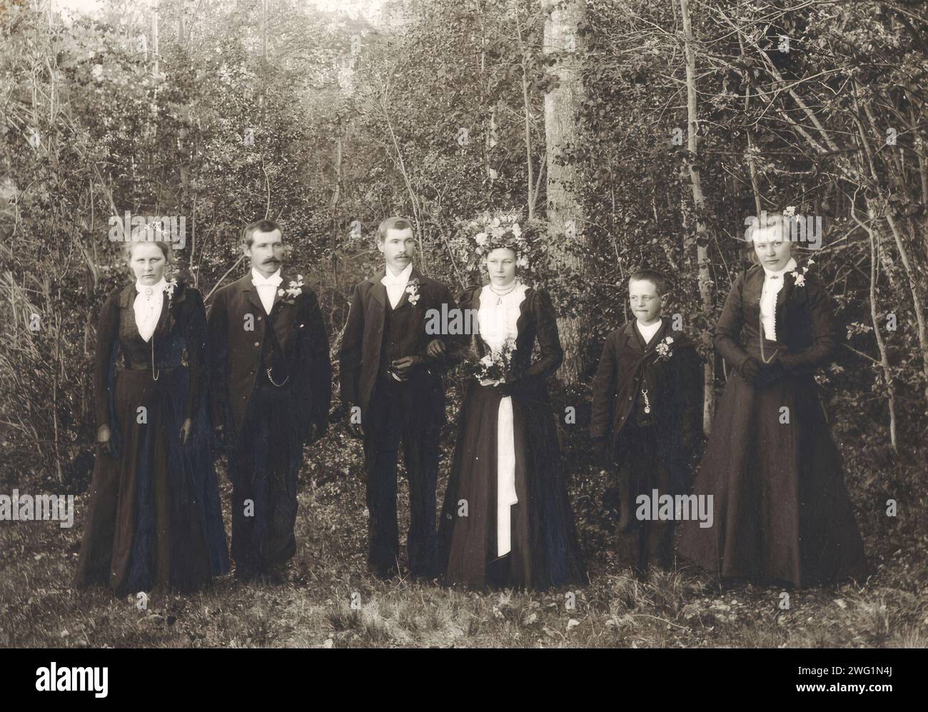 Mariage, Stens&#xe5;sen, Lillh&#xe4;rdal Parish, H&#xe4;rjedalen, 1902. Mariée et marié avec demoiselles d'honneur et marshals. FR.v. Emma Torsa, oncle Lars, la mariée et marié Hammarberg, Sven Ersa, Lisa. La photo a remporté le 5e prix du concours de photographie de la STF en 1902. Banque D'Images