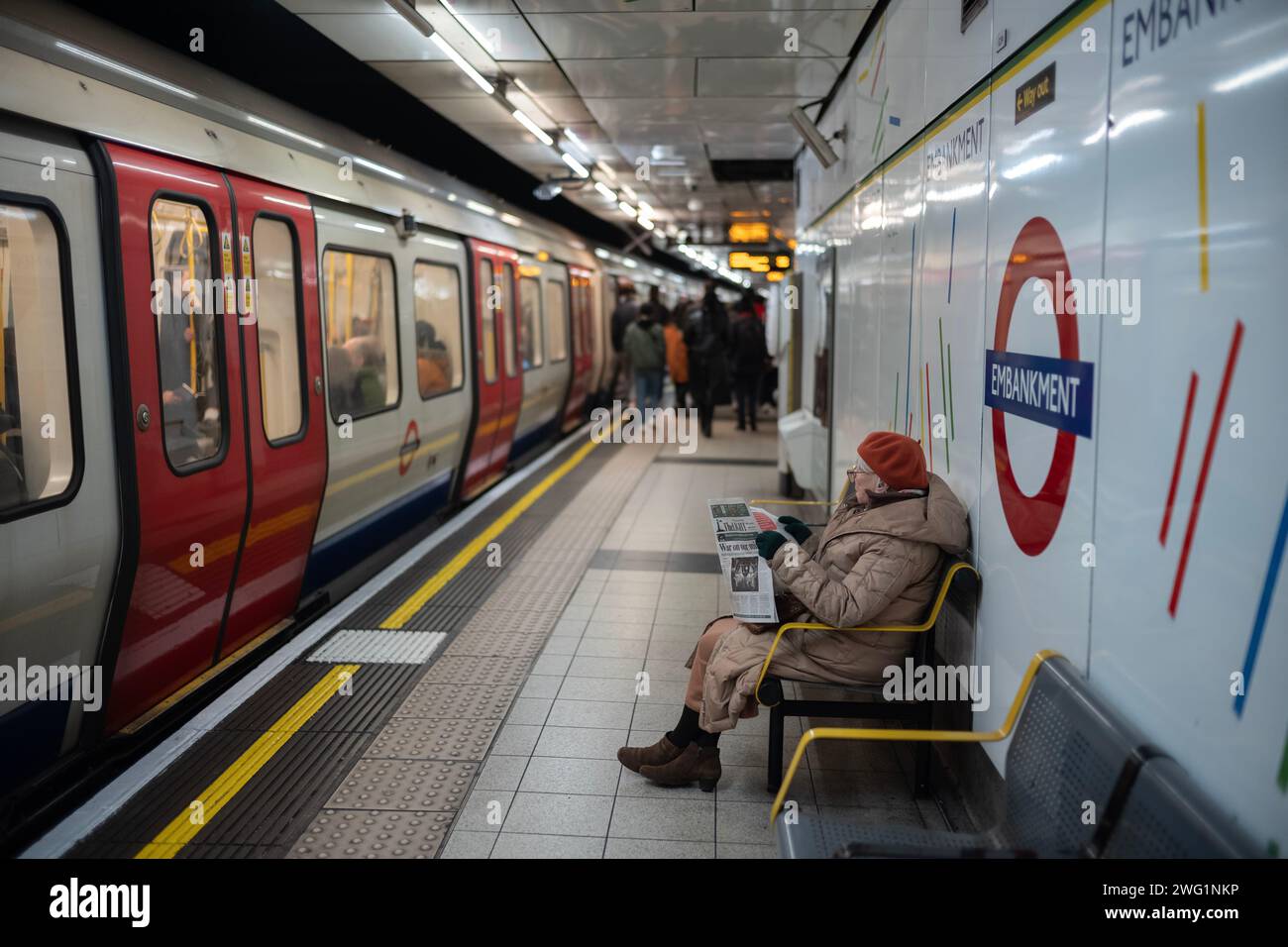 Woman Reading the Light, journal mensuel britannique d'extrême droite et de théorie du complot auto-publié à la station Movement Underground, Londres, Royaume-Uni Banque D'Images