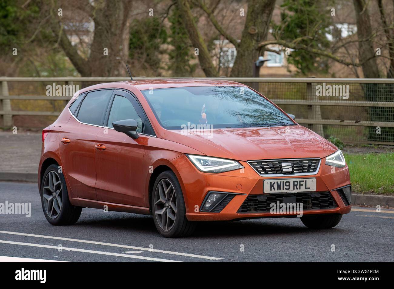 Milton Keynes, Royaume-Uni 31 janvier 2024. 2019 orange SEAT Ibiza voiture voyageant sur une route anglaise Banque D'Images