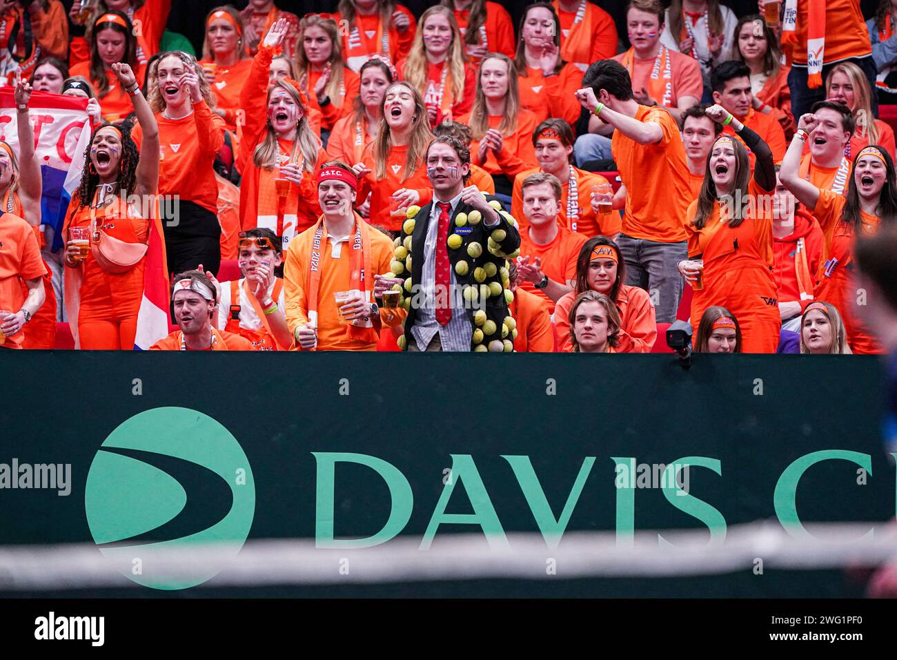 Groningen, pays-Bas. 2 février 2024. GRONINGEN, PAYS-BAS - 2 FÉVRIER : fans des pays-Bas lors du match de qualification de la coupe Davis 2024 entre les pays-Bas et la Suisse à Martiniplaza le 2 février 2024 à Groningen, pays-Bas. (Photo Andre Weening/Orange Pictures) crédit : dpa/Alamy Live News Banque D'Images