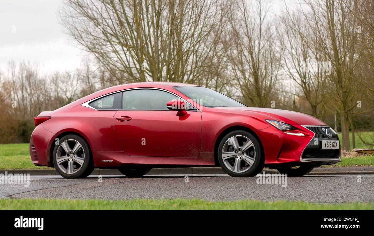 Milton Keynes, UK-Jan 18th 2024 : 2016 voiture électrique hybride Lexus RC rouge conduisant sur une route de campagne anglaise. Banque D'Images