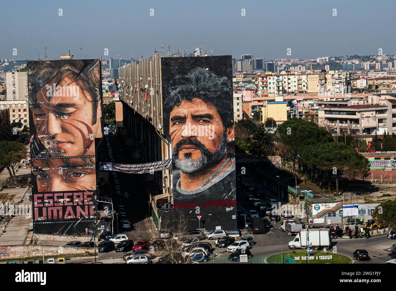 Napoli, Italie. 02 février 2024. Le chantier de démolition du Bronx de San Giovanni a Teduccio ouvre. Dans trois ans, les bâtiments post-séisme rendus célèbres dans le monde entier pour la grande fresque dédiée à Diego Armando Maradona devront tomber. La controverse ne manque pas pour ceux qui voulaient que le mur avec l'œuvre de Jorit reste debout et ceux qui ont réitéré la priorité de la régénération urbaine pour assurer un logement décent. Crédit : Live Media Publishing Group/Alamy Live News Banque D'Images