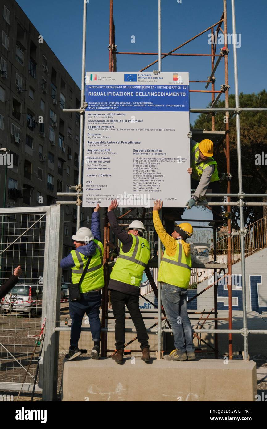 Napoli, Italie. 02 février 2024. Le chantier de démolition du Bronx de San Giovanni a Teduccio ouvre. Dans trois ans, les bâtiments post-séisme rendus célèbres dans le monde entier pour la grande fresque dédiée à Diego Armando Maradona devront tomber. La controverse ne manque pas pour ceux qui voulaient que le mur avec l'œuvre de Jorit reste debout et ceux qui ont réitéré la priorité de la régénération urbaine pour assurer un logement décent. Crédit : Live Media Publishing Group/Alamy Live News Banque D'Images