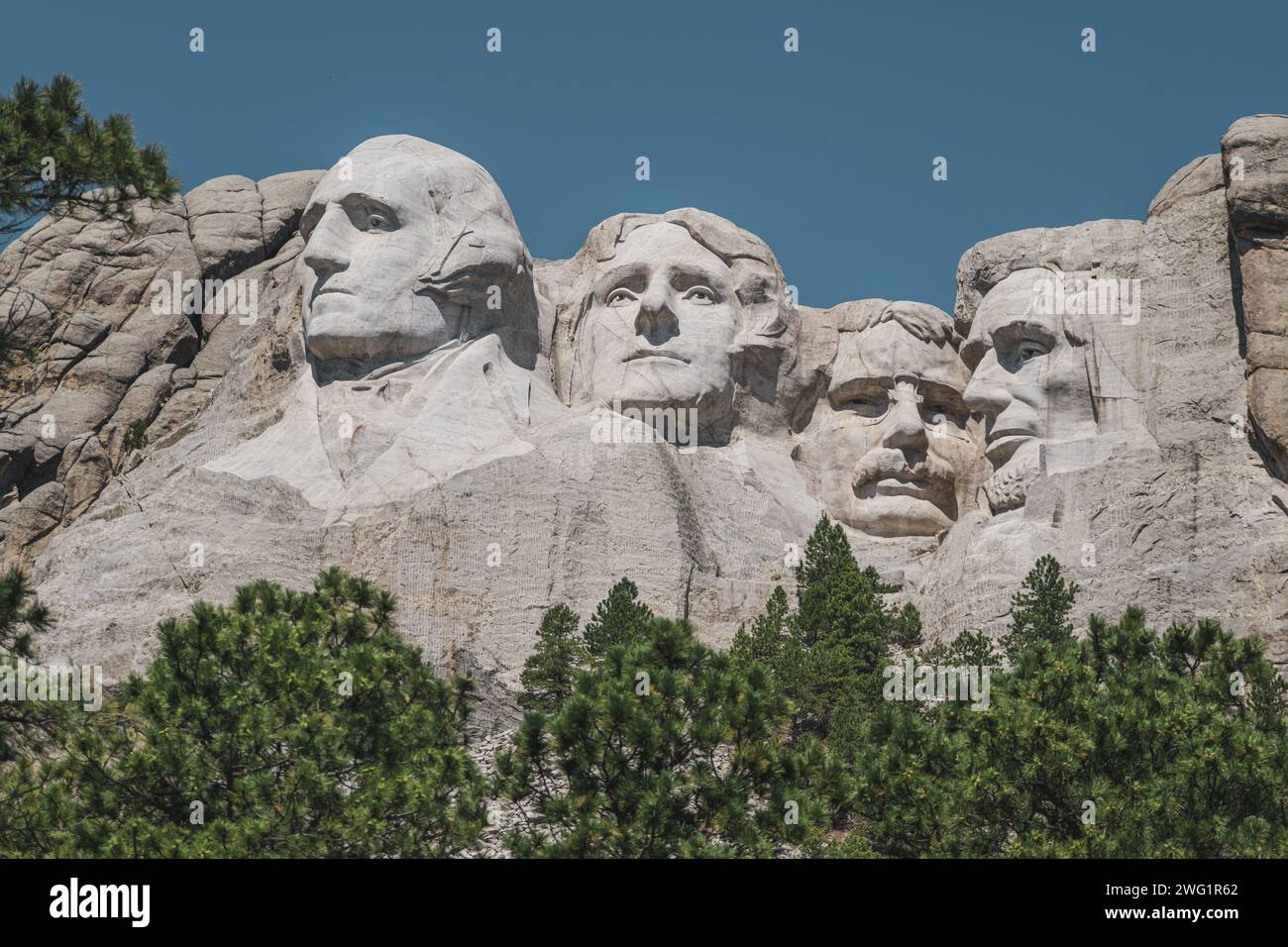 Vue rapprochée du mont Rushmore, avec les visages de quatre présidents américains célèbres sculptés à flanc de montagne Banque D'Images