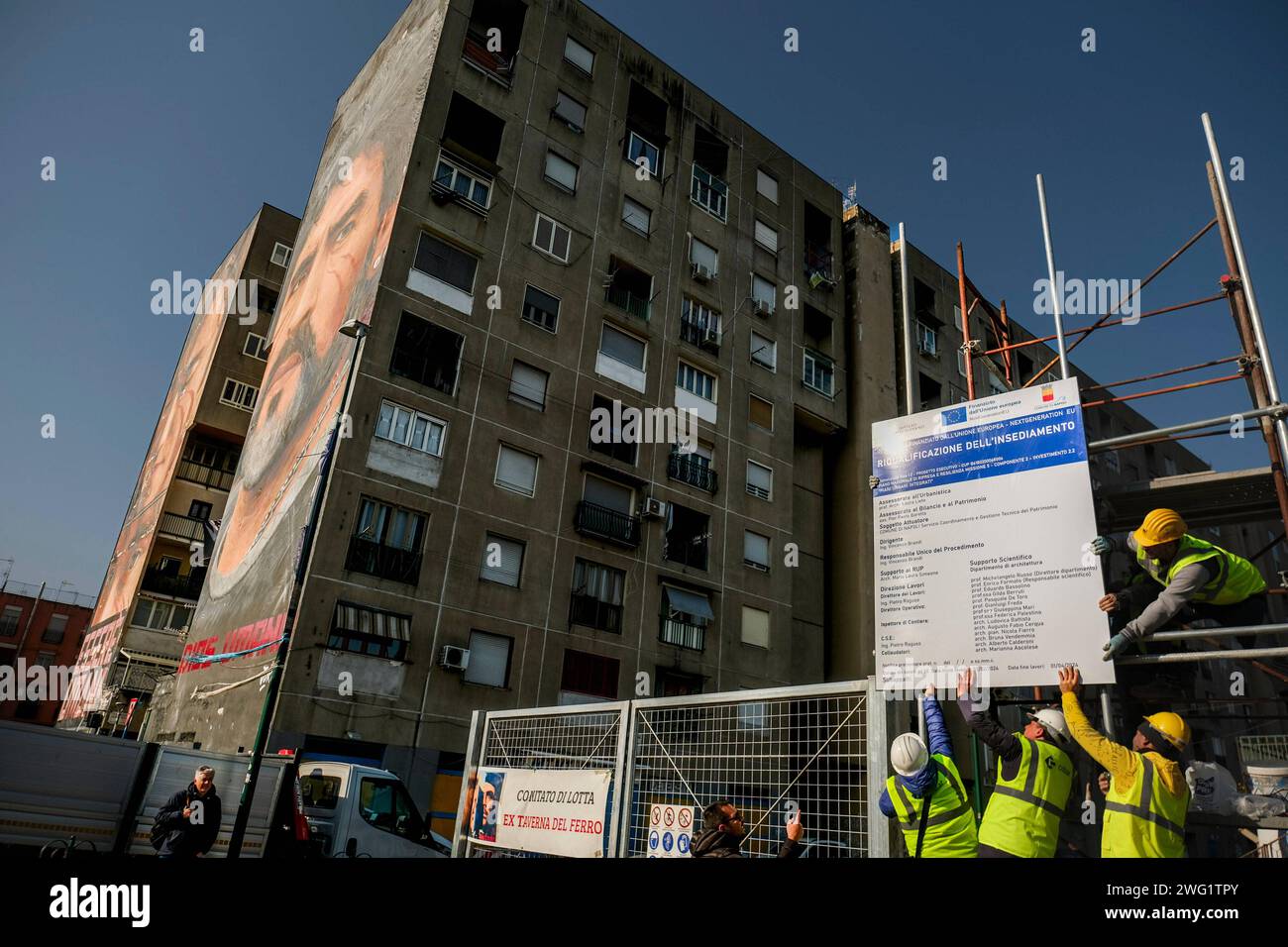 Actualités - le chantier de démolition du Bronx de San Giovanni a Teduccio ouvre le chantier de démolition du Bronx de San Giovanni a Teduccio. Dans trois ans, les bâtiments post-séisme rendus célèbres dans le monde entier pour la grande fresque dédiée à Diego Armando Maradona devront tomber. Les controverses ne manquent pas pour ceux qui voulaient que le mur avec le travail de Jorit reste debout et ceux qui ont réitéré la priorité de la régénération urbaine pour assurer un logement décent. Napoli Bronx, San Giovanni a Teduccio Italie Copyright : xAntonioxBalascox/xLiveMediax LPN 1 Banque D'Images