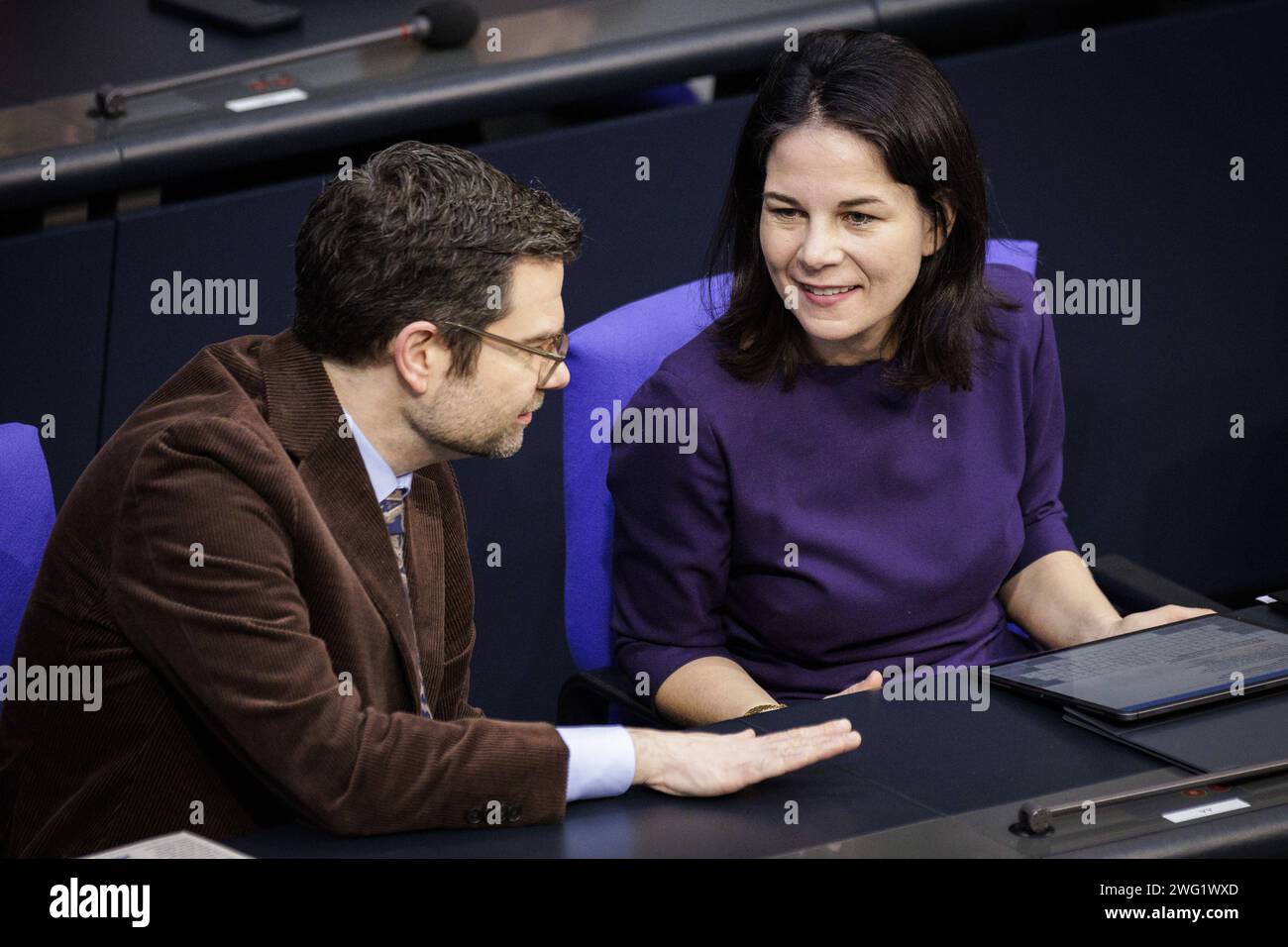 Marco Buschmann, Bundesminister der Justiz, und Annalena Baerbock, Bundesaussenministerin, aufgenommen Rahmen der 152. Sitzung des Deutschen Bundestages. Berlin, 02.02.2024. Berlin Deutschland *** L R Marco Buschmann, ministre fédéral de la Justice, et Annalena Baerbock, ministre fédérale des Affaires étrangères, enregistré lors de la 152e session du Bundestag allemand Berlin, 02 02 2024 Berlin Allemagne Copyright : xJaninexSchmitzx Banque D'Images