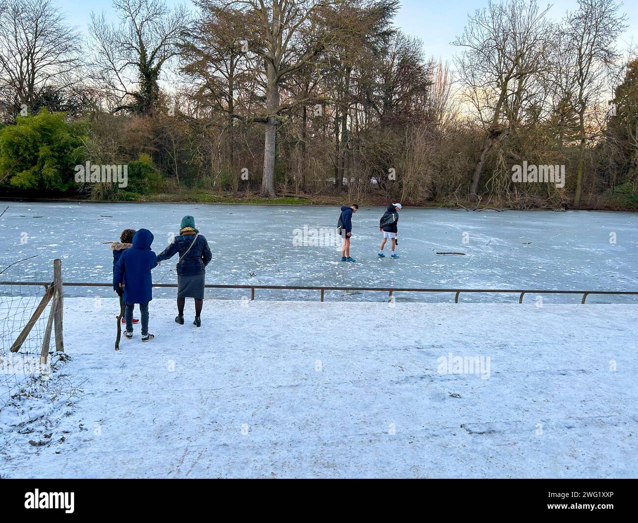 Paris, France, Groupe de visiteurs, paysage hivernal, neige au bois de Vincennes, Lac de Saint Mande, paysage, Parc urbain vie urbaine Banque D'Images