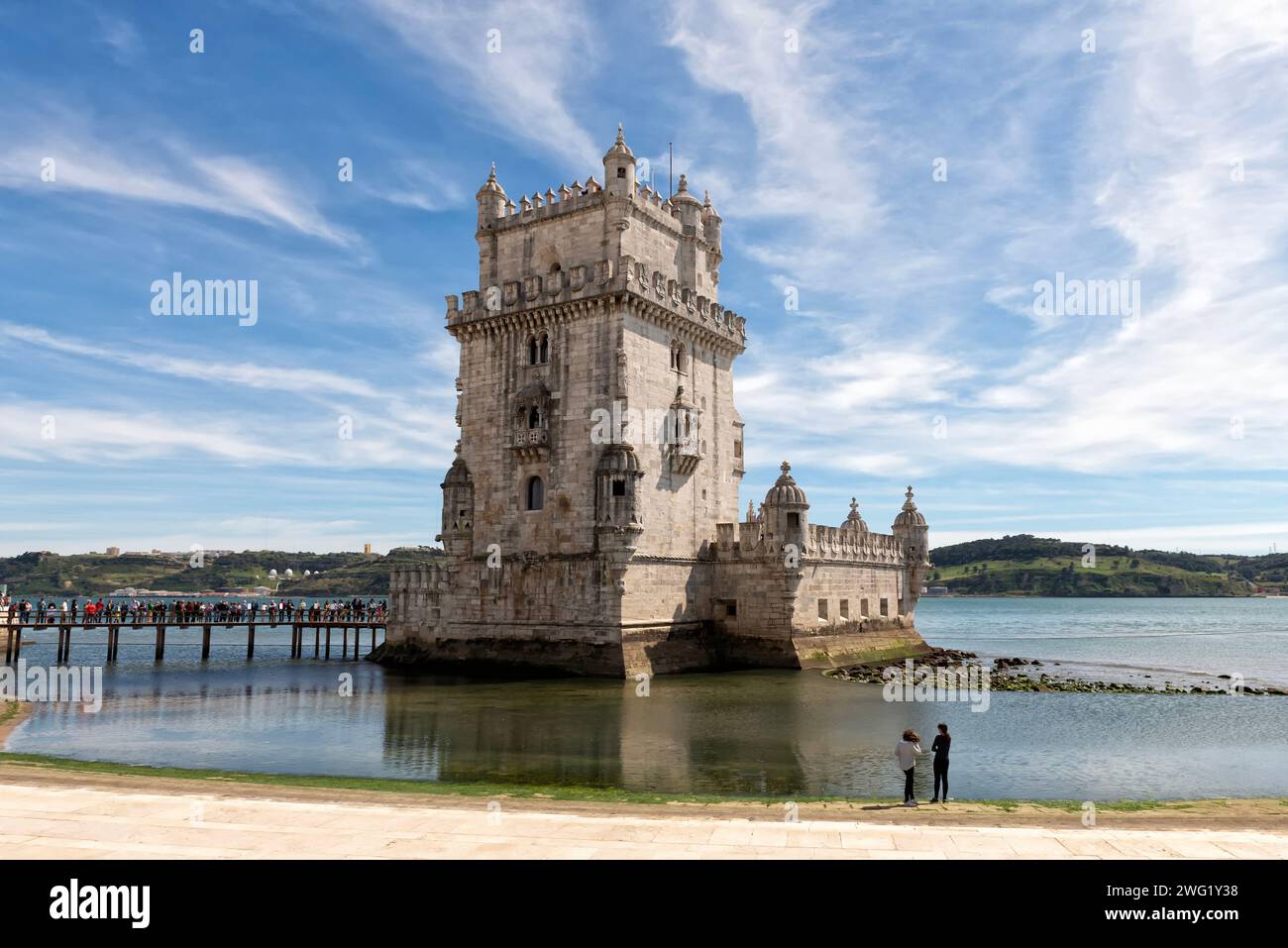 Torre de Belem, Tour de Belem ou Tour de Saint Vincent, avec des gens qui font la queue pour la visiter sur la gauche Banque D'Images