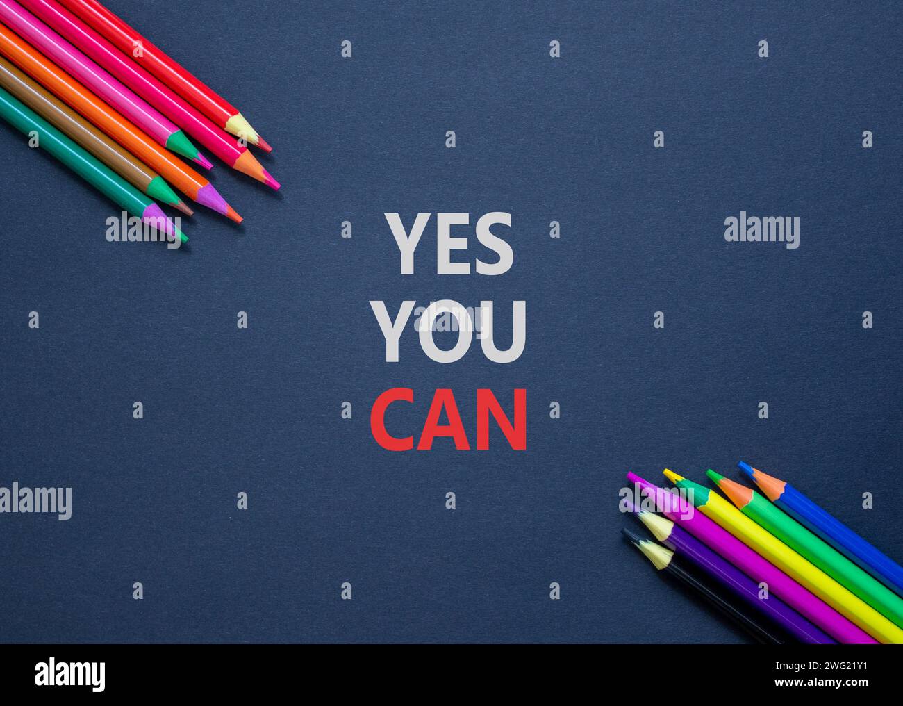 Motivation Oui vous pouvez symboliser. Mots conceptuels Oui vous pouvez sur du beau papier noir. Belle table noire fond noir. Crayons de couleur. Affaires Banque D'Images