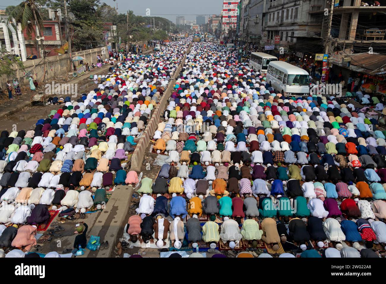 Tongi, Dhaka, Bangladesh. 2 février 2024. Les dévots musulmans prient au milieu d'un carrefour routier très fréquenté, provoquant l'arrêt de la circulation, à Tongi, Dhaka, Bangladesh pendant Bishwa Ijtema, l'un des principaux rassemblements religieux islamiques observés chaque année. Des espaces de prière dédiés ne suffisent pas pour accueillir ce grand nombre de personnes, donc un grand nombre de personnes viennent à Tongi, la rue principale de Dhaka. Tous les transports terrestres et les passages pour piétons sont suspendus pendant cette période. La Bishwa Ijtema (Congrégation mondiale) est un rassemblement annuel de musulmans à Tongi, près des rives du RIV Banque D'Images