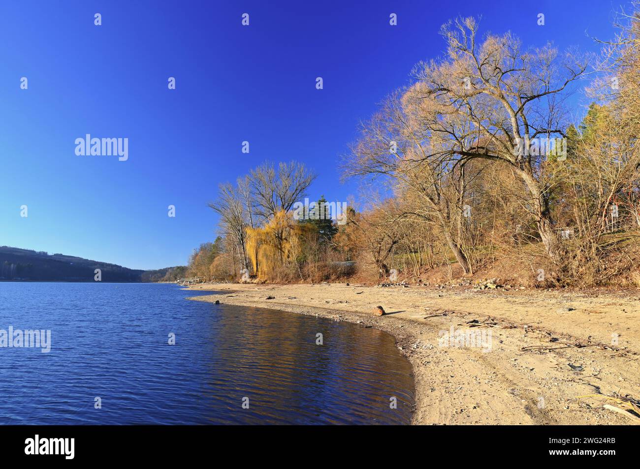 Réservoir de Brno - ville de Brno - République tchèque - Europe. Beau paysage avec eau et plage. Beau temps ensoleillé avec ciel bleu en hiver. Banque D'Images