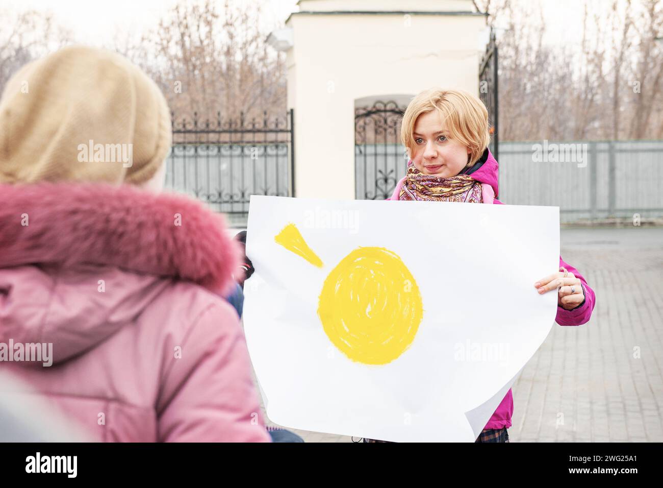 Kolomna, région de Moscou, Russie, 22 février 2015. Célébration de Maslenitsa au temple. fille tient une affiche avec un soleil peint avec des crayons. conce Banque D'Images