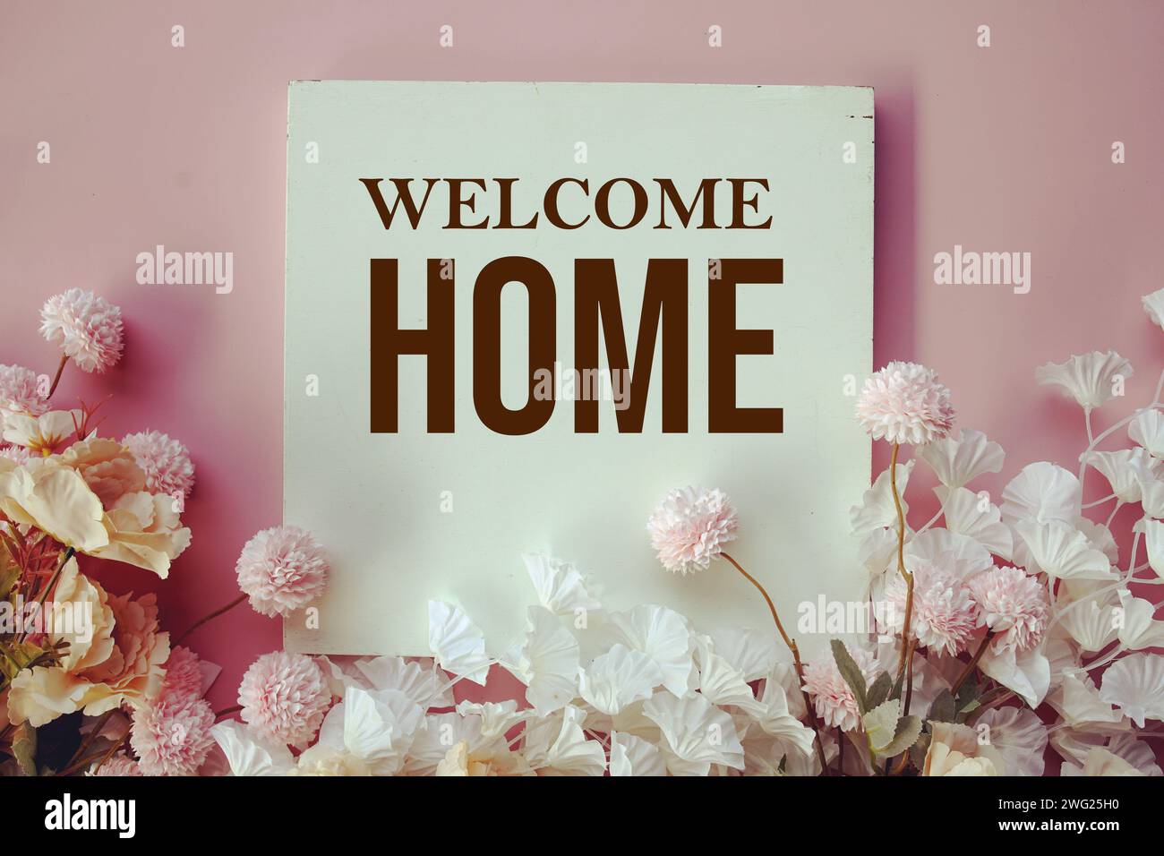 Bienvenue Home message texte avec décoration de fleur sur fond rose Banque D'Images