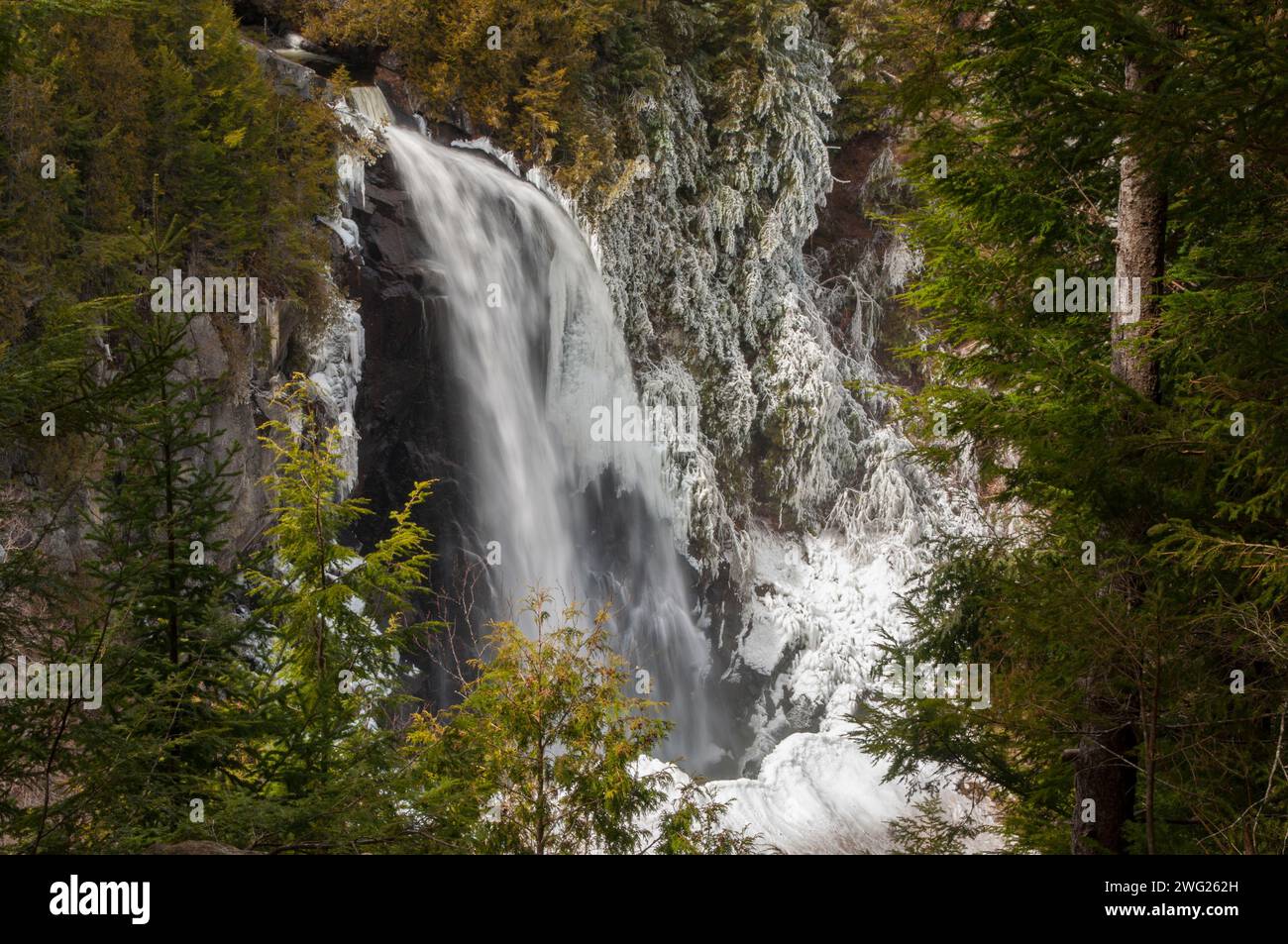 OK Slip tombe à la fin de l'hiver dans les montagnes Adirondack de l'État de New York i Banque D'Images