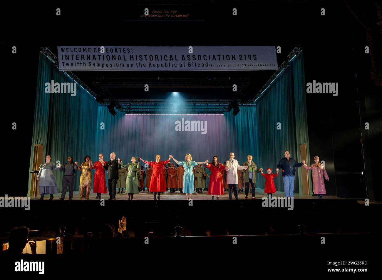 Appel de rideau de compagnie à la fin de la répétition générale publique avec Kate Lindsey (Offred - centre, en rouge) dans LE CONTE DE LA SERVANTE à l'English National Opera (ENO), London Coliseum, Londres WC2 30/01/2024 musique : Poul Ruders livret : Paul Bentley d'après le roman de Margaret Atwood Chef d'orchestre : Joana Carneiro design: Annemarie Woods conception vidéo : Akhila Krishnan éclairage original : Paule Constable coordination originale du mouvement et de l'intimité : Imogen Knight réalisateur : Annilese Miskimmon Banque D'Images