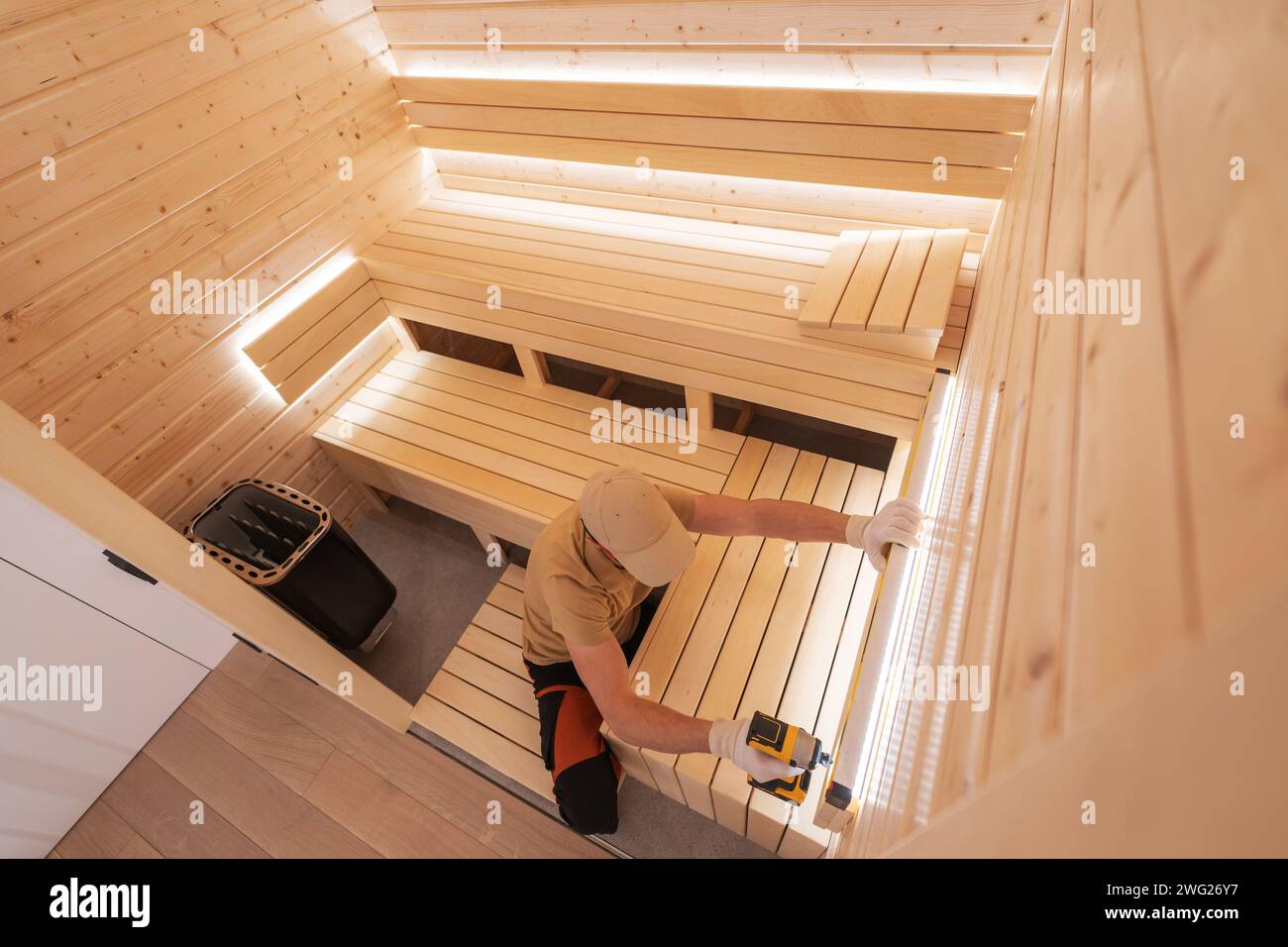 Caucasian Professional SPA Builder dans son sauna finlandais résidentiel des années 40 Banque D'Images