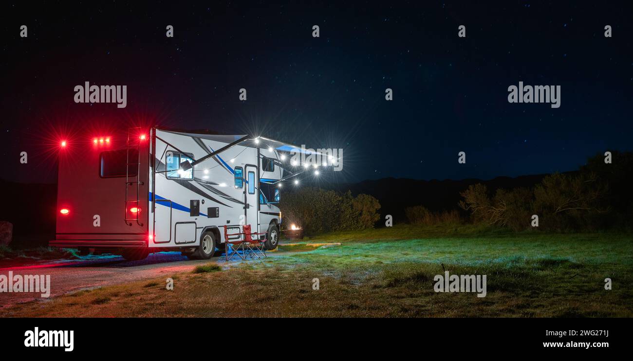 Camping camping-car moderne de classe C sous ciel étoilé. Thème du voyage en camping-car. Banque D'Images