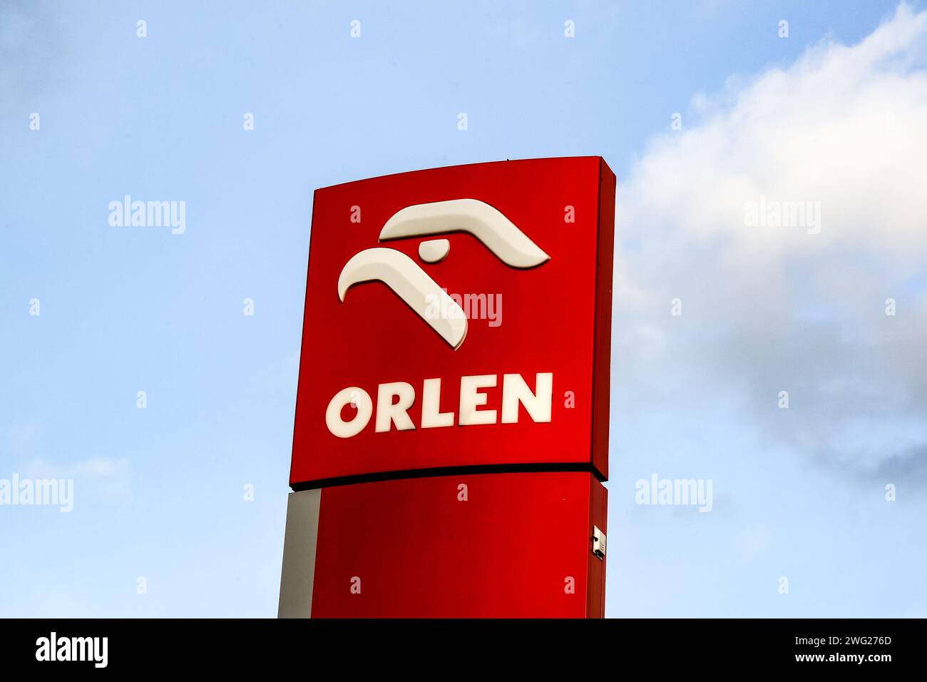 Cracovie, Pologne, 2 février 2024. Un logo d'Orlen, distributeur polonais d'essence et de gaz, est visible sur la station de patrouille dans le centre de Cracovie alors que le PDG de la société du trésor public a été licencié et que la société attend un nouveau PDG. Après le changement de gouvernement en Pologne en décembre 2023, un désaccord de grande ampleur surgit entre les nouveaux dirigeants et l'ancien gouvernement d'extrême droite qui avait le pouvoir pendant 8 ans. Le nouveau gouvernement vise à retirer les PDG de l'ancien gouvernement des institutions cruciales telles que les médias publics et les tribunaux, les entreprises de trésorerie ou les gouvernements régionaux. Crédit : Dominika Z Banque D'Images