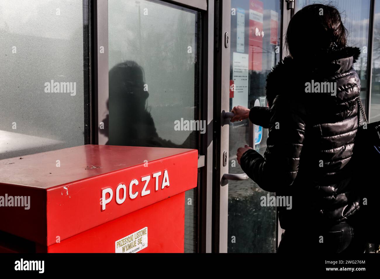 Cracovie, Pologne, 2 février 2024. Une femme entame un bureau de poste avec une boîte postale polonaise dans le centre de Cracovie alors que le PDG de la société du trésor public a été licencié et que la société attend un nouveau PDG. Après le changement de gouvernement en Pologne en décembre 2023, un désaccord de grande ampleur surgit entre les nouveaux dirigeants et l'ancien gouvernement d'extrême droite qui avait le pouvoir pendant 8 ans. Le nouveau gouvernement vise à retirer les PDG de l'ancien gouvernement des institutions cruciales telles que les médias publics et les tribunaux, les entreprises de trésorerie ou les gouvernements régionaux. Crédit : Dominika Zarzycka/Alamy Live News Banque D'Images