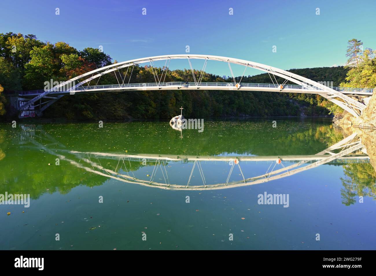 Brno Dam - République tchèque. Magnifique paysage tchèque avec forêts, lac et ciel bleu. Espace de loisirs pour les sports et les divertissements. Banque D'Images