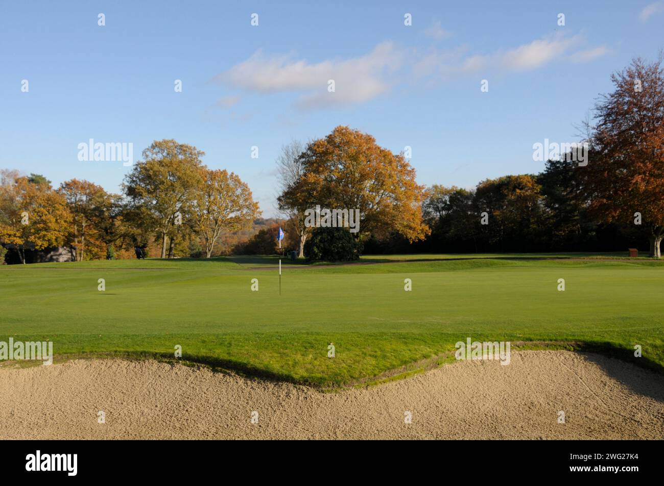 Vue sur 18th Green vers 1st Hole un jour d'automne, Coombe Golf Club, Richmond-upon-Thames, Surrey, Angleterre Banque D'Images