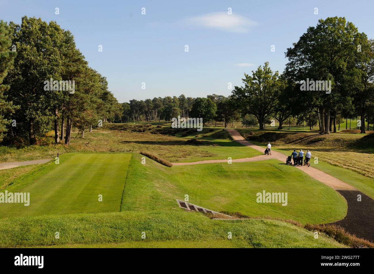 Vue depuis le 3ème Tee avec golfeurs, West Hill Golf Club, Woking, Surrey, Angleterre. Banque D'Images