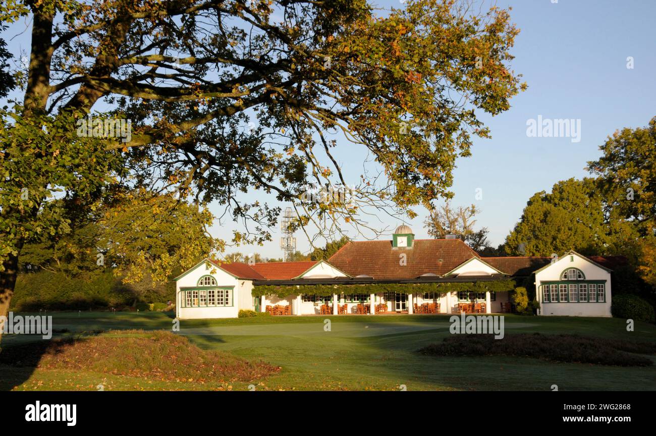 Vue sur 14th Green au Clubhouse, Woking Golf Club ; Woking ; Surrey ; Angleterre. Banque D'Images