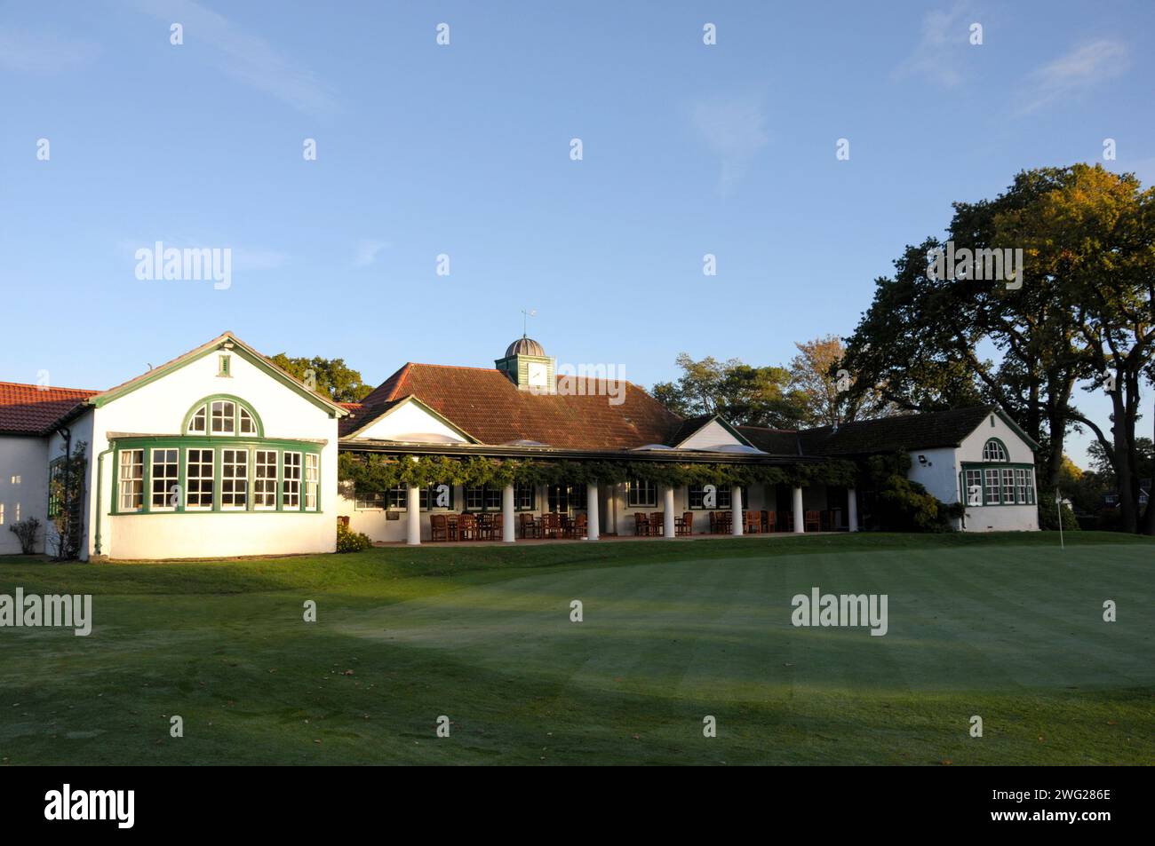 Vue sur 14th Green au Clubhouse, Woking Golf Club ; Woking ; Surrey ; Angleterre. Banque D'Images