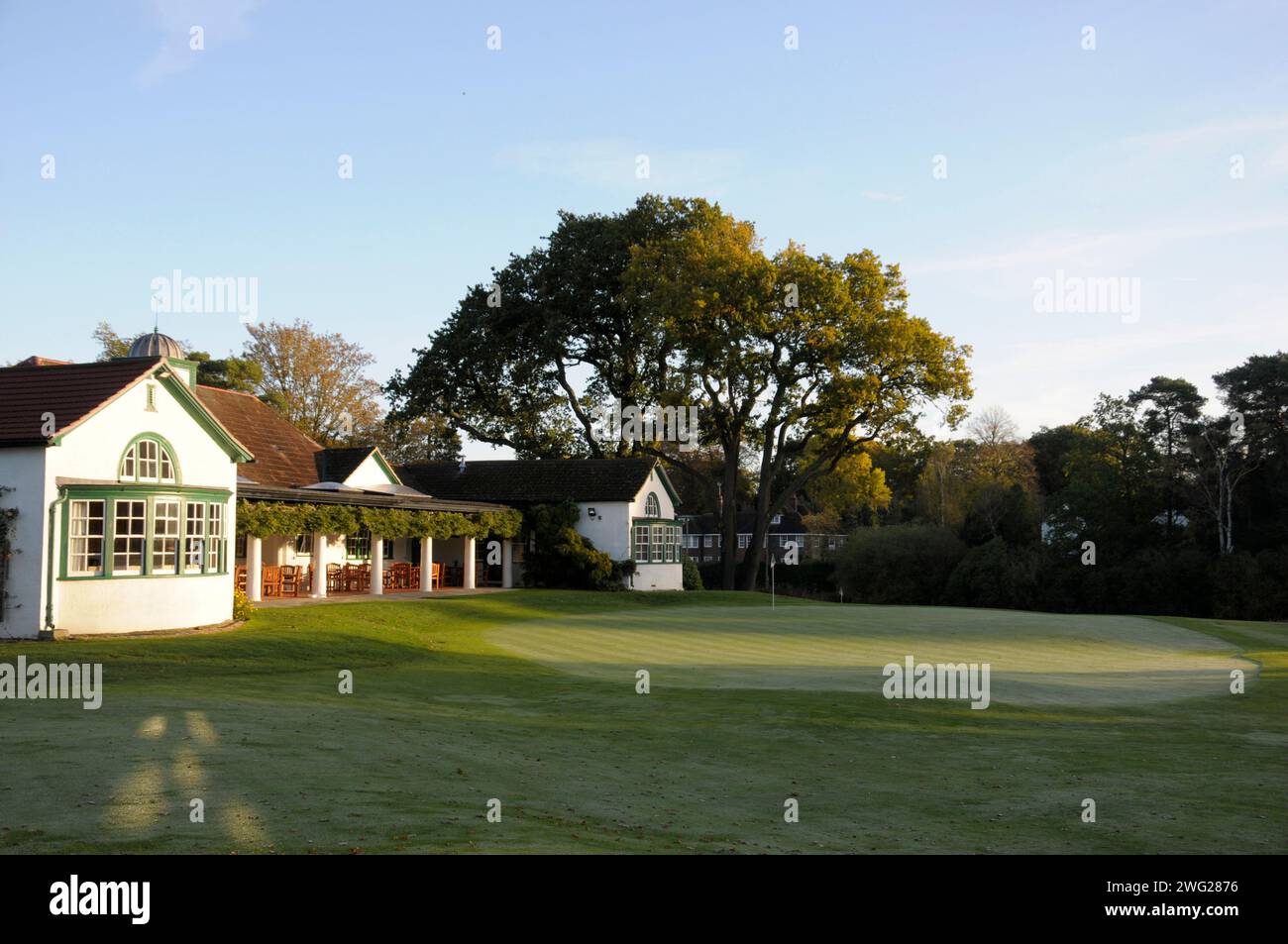 Vue sur 14th Green au Clubhouse, Woking Golf Club ; Woking ; Surrey ; Angleterre. Banque D'Images