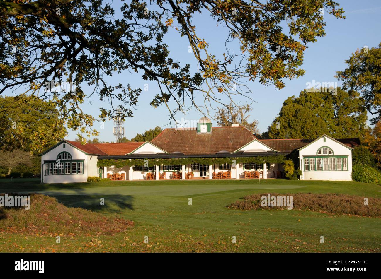 Vue sur 14th Green au Clubhouse, Woking Golf Club ; Woking ; Surrey ; Angleterre. Banque D'Images