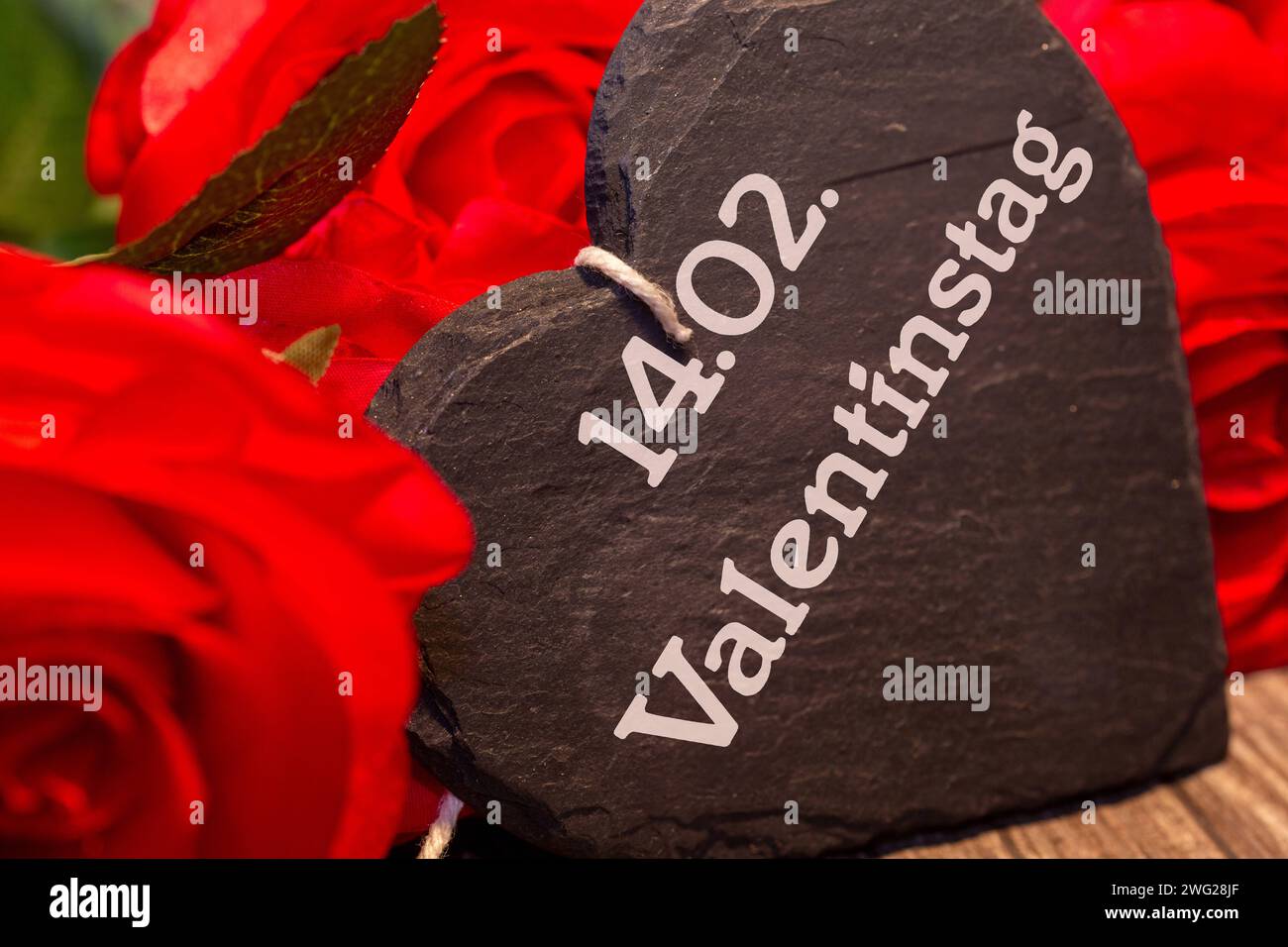 Erinnerung zum Valentinstag : Rosen und ein Herz mit der Aufschrift 14.02. VALENTINSTAG *** Rappel pour Saint Valentin Roses et un coeur avec l'inscription 14 02 SAINT VALENTIN Copyright : xx Banque D'Images