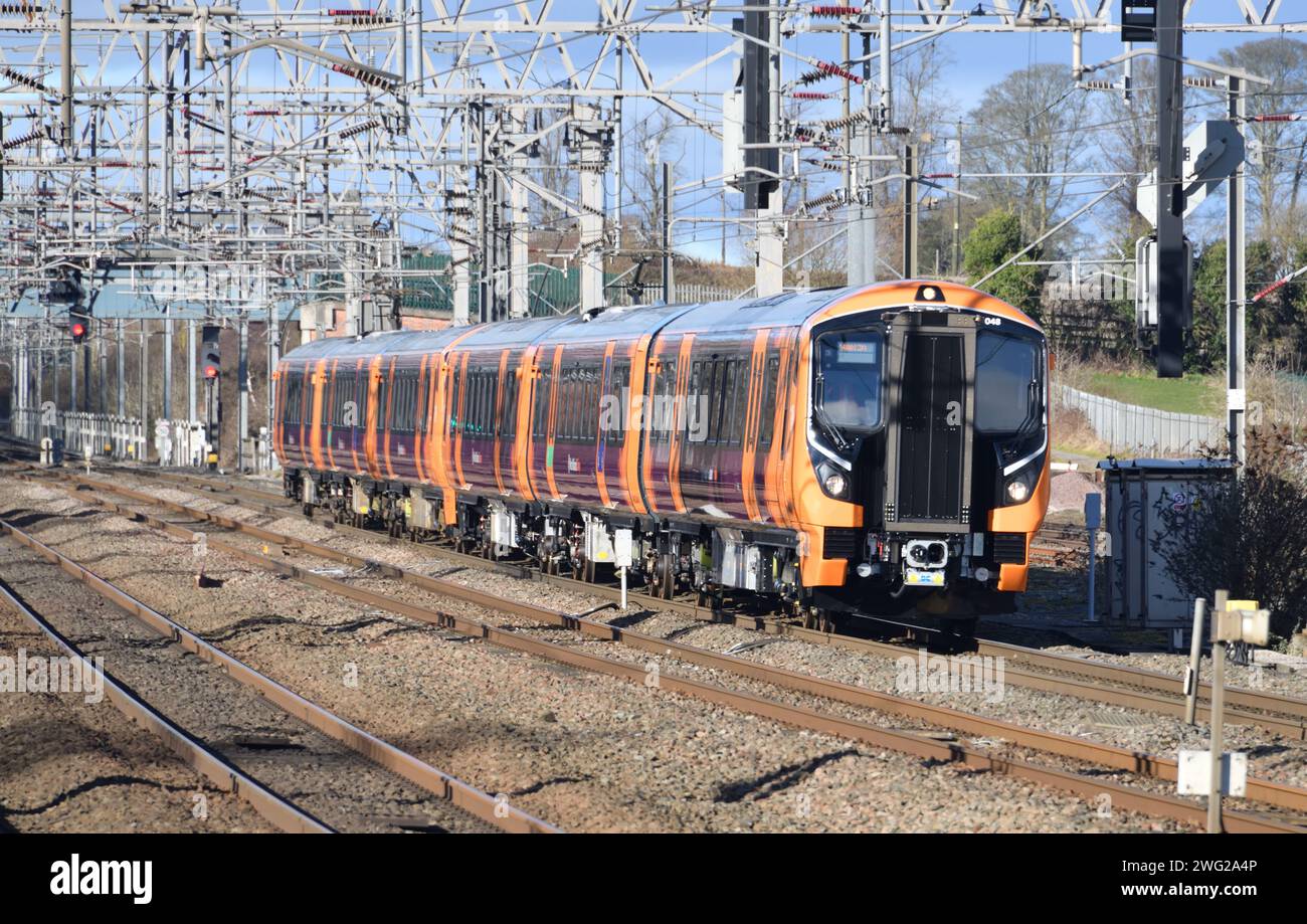 West Midlands Railway Class 730 Electric multiple Unit 730048 Leading 730003 approche de Lichfield TV sur une course d'accumulation de kilométrage de Crewe à Nuneaton Banque D'Images