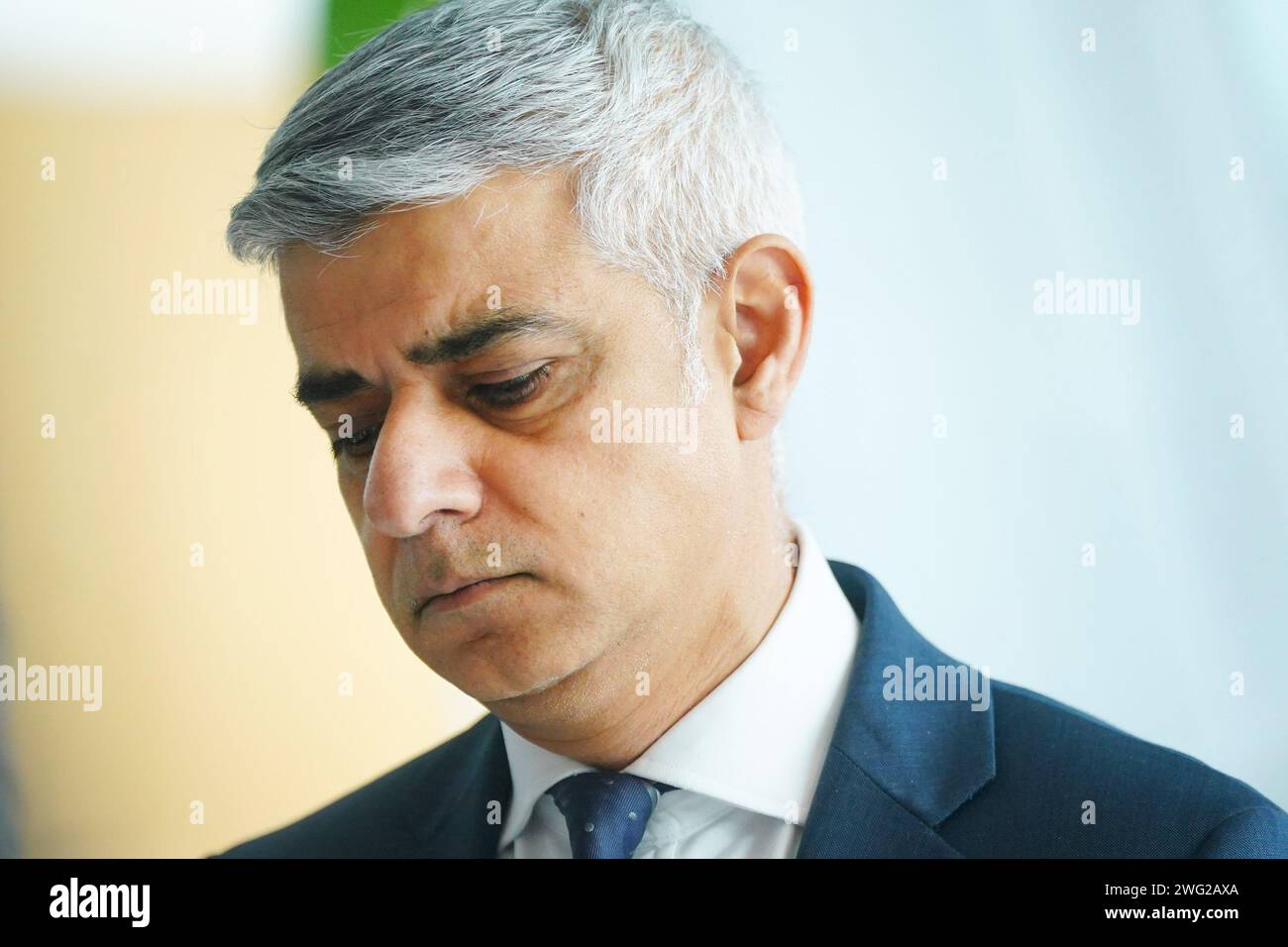 Le maire de Londres, Sadiq Khan, lors d’une manifestation avec Rosamund Adoo-Kissi-Debrah à l’hôtel de ville de Londres, pour présenter ses excuses au nom de la Greater London Authority pour n’avoir pas agi plus tôt pour lutter contre la pollution atmosphérique, ce qui a finalement conduit à la mort de sa fille de neuf ans Ella Adoo-Kissi-Debrah en 2013, à la suite d'une crise d'asthme mortelle et a été la première personne au monde à avoir la pollution atmosphérique comme cause de décès. Date de la photo : Vendredi 2 février 2024. Banque D'Images