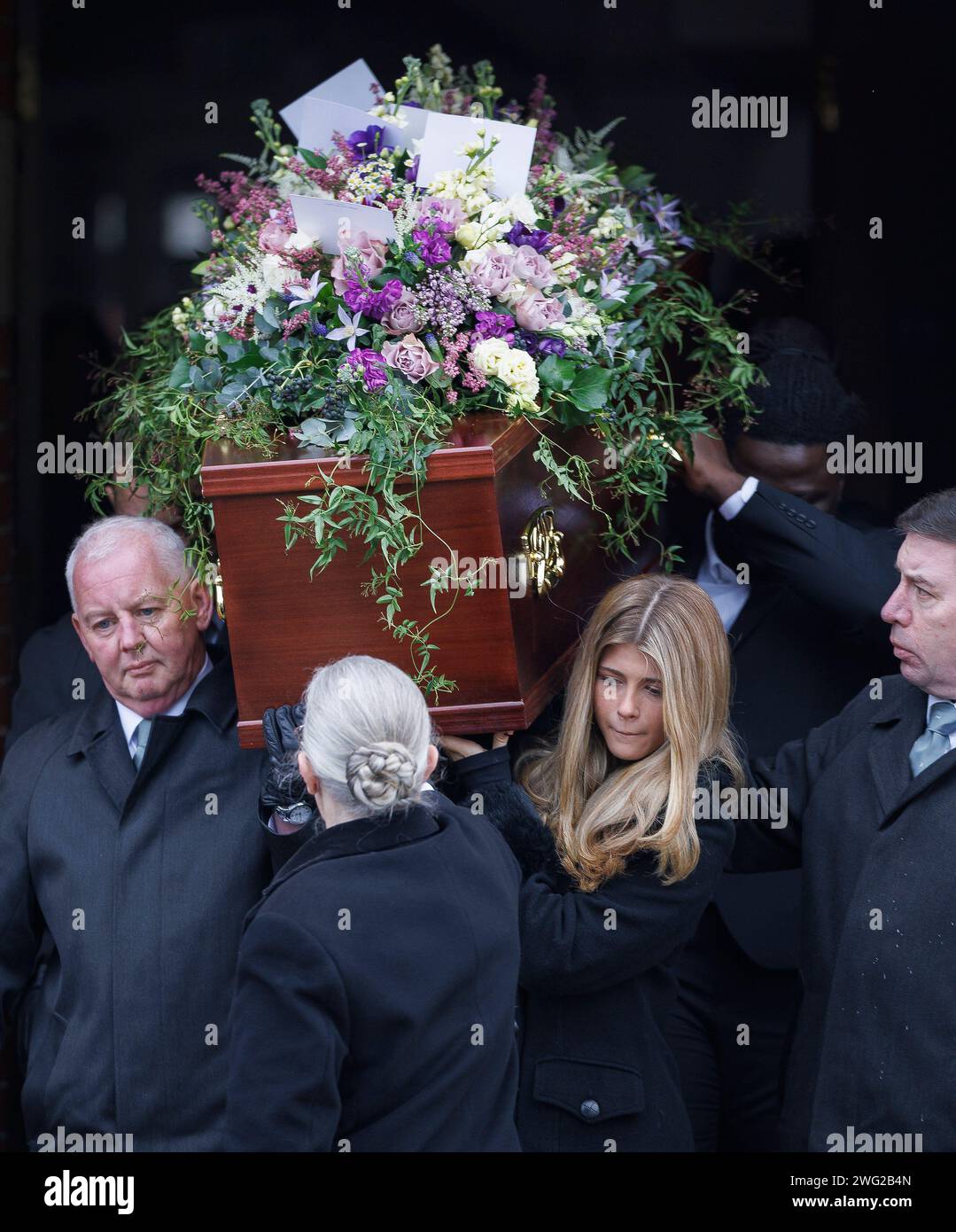 Londres, Royaume-Uni. 02 février 2024. La fille de Kate GarrawayÕs Darcey, 17 ans, porte le cercueil de son père Derek Draper alors qu'il quitte l'église de St Mary la Vierge, Primrose Hill dans le nord de Londres après ses funérailles. Derek Draper, un ancien lobbyiste politique et mari de la présentatrice de télévision Kate Garraway, est décédé des suites d'une longue maladie causée par l'infection À COVI-19. Crédit photo : Ben Cawthra/Sipa USA crédit : SIPA USA/Alamy Live News Banque D'Images