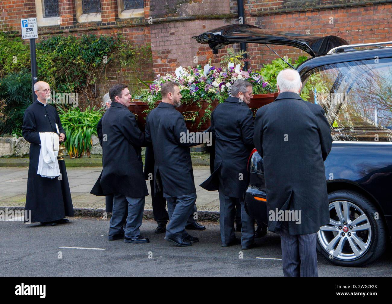 Londres, Royaume-Uni. 2 février 2024. Les porteurs chargent le cercueil dans le corbillard. Les funérailles de Derek Draper, époux de Kate Garraway, à l'église de Sainte-Marie la Vierge, Primrose Hill. Derek Draper est décédé le 3 janvier 2024. Crédit : Karl Black/Alamy Live News Banque D'Images