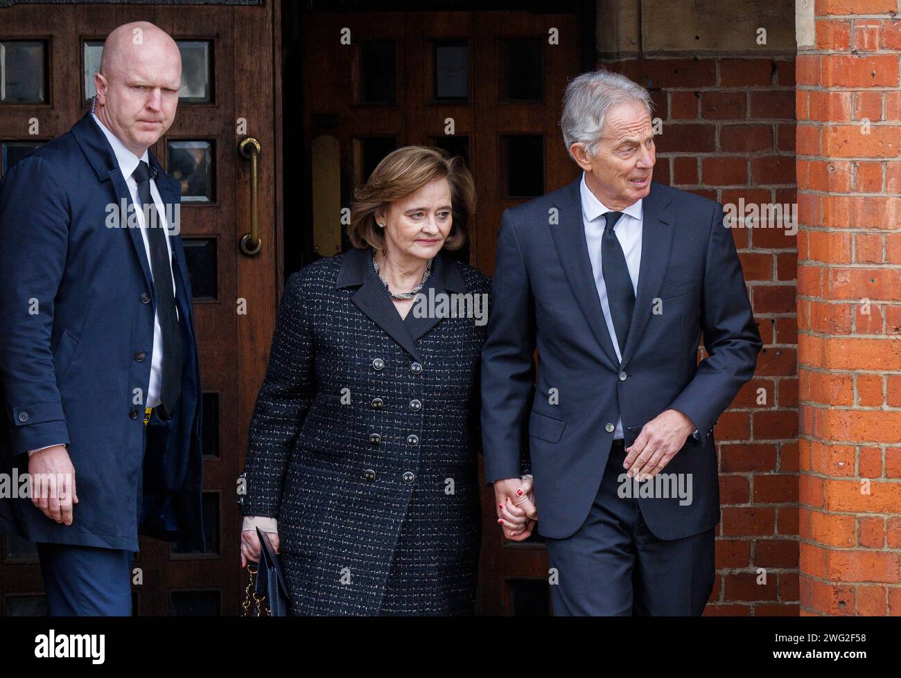 Londres, Royaume-Uni. 2 février 2024. Tony Blair et sa femme, Cherie. Derek Draper était un ancien assistant politique de Tony Blair. Les funérailles de Derek Draper, époux de Kate Garraway, à l'église de Sainte-Marie la Vierge, Primrose Hill. Derek Draper est décédé le 3 janvier 2024. Crédit : Karl Black/Alamy Live News Banque D'Images