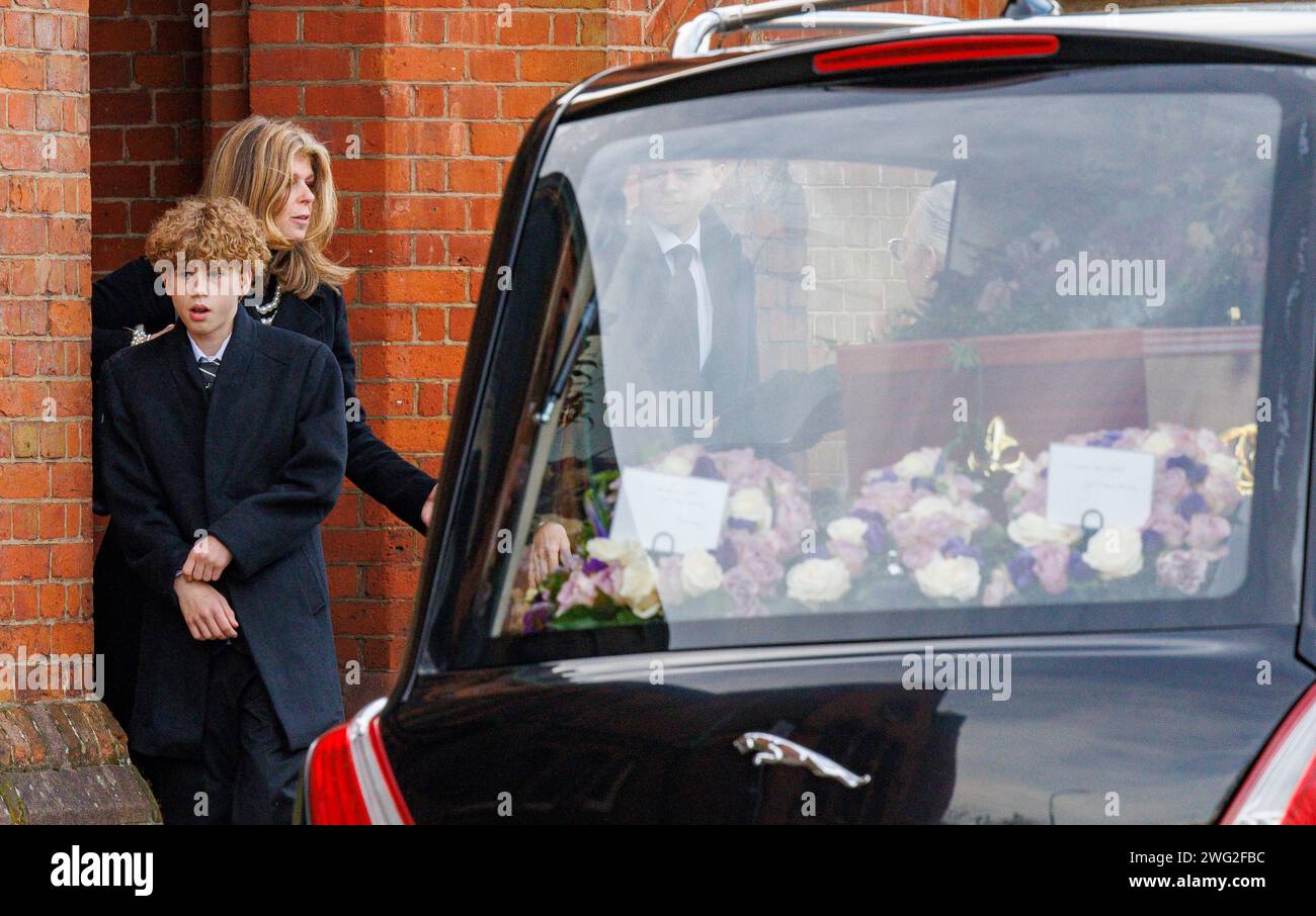 Londres, Royaume-Uni. 2 février 2024. Kate Garraway et son fils William. Les funérailles de Derek Draper, époux de Kate Garraway, à l'église de Sainte-Marie la Vierge, Primrose Hill. Derek Draper est décédé le 3 janvier 2024. Crédit : Karl Black/Alamy Live News Banque D'Images