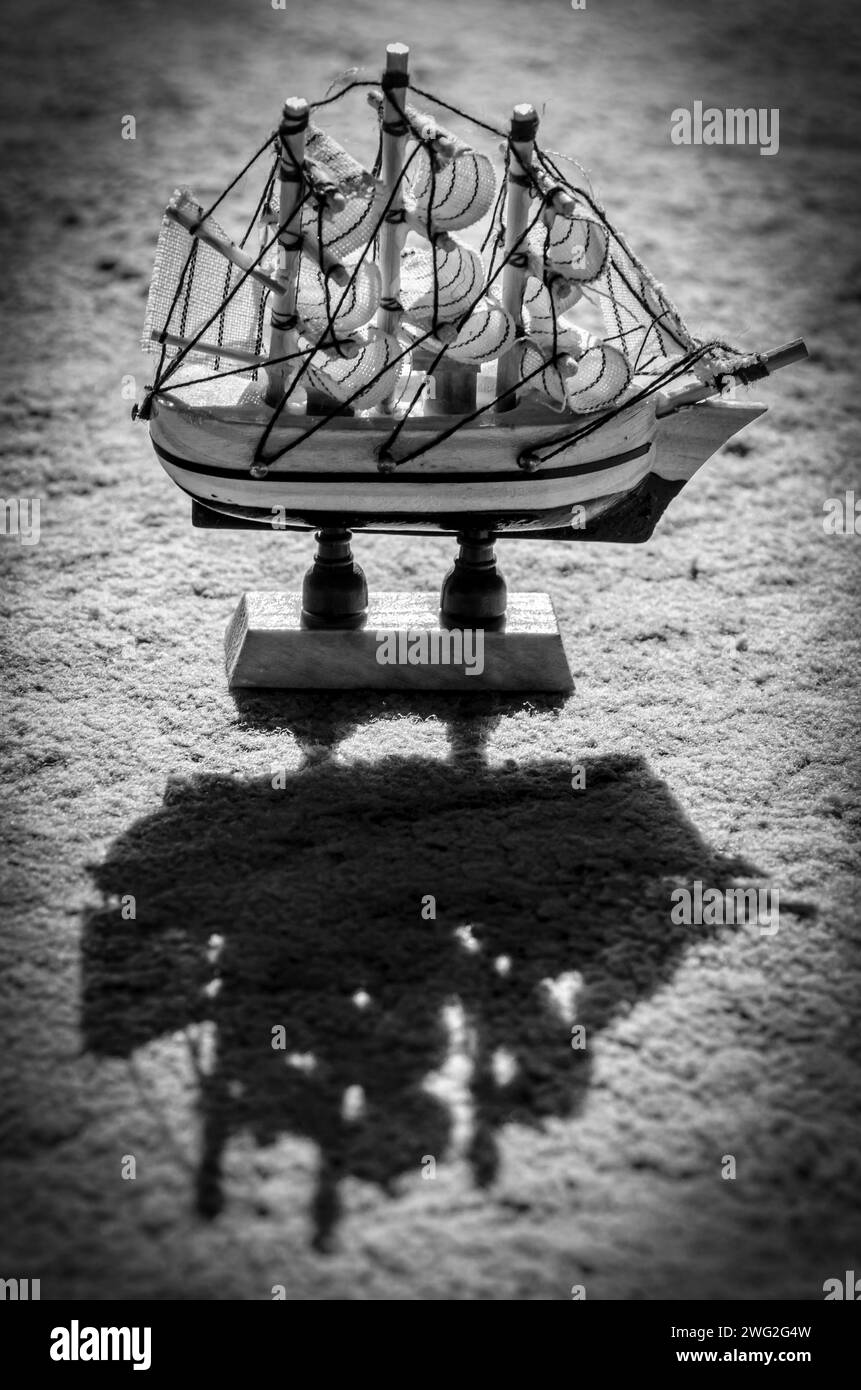 Vieux bateau en bois avec voiles et mâts jouet sur un stand Banque D'Images