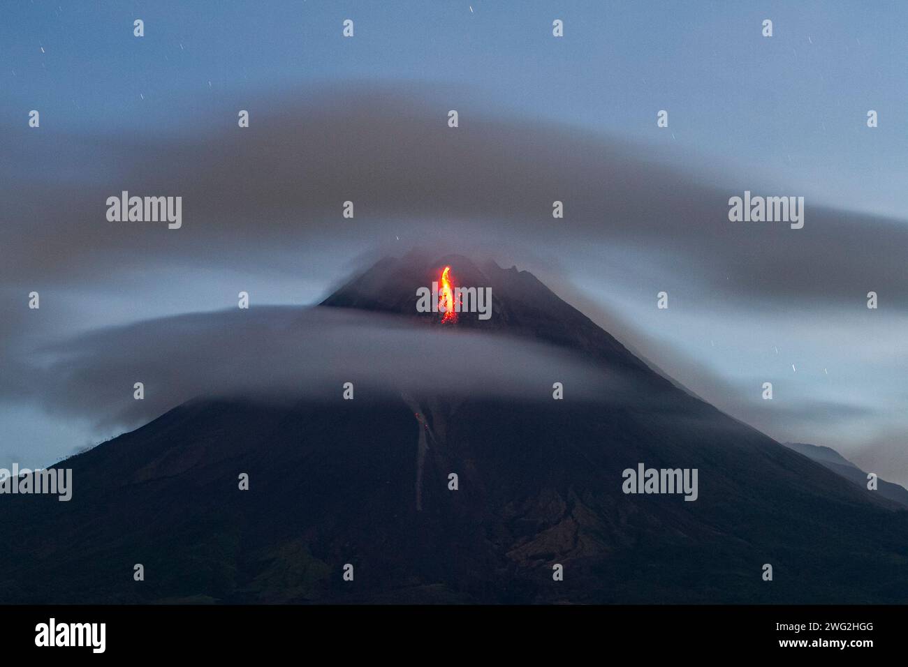Magelang, Java central, Indonésie. 2 février 2024. Le mont Merapi crache du matériel volcanique, vu depuis le village de Srumbung. Actuellement, l'activité volcanique du Merapi est encore assez élevée, avec un état d'alerte ou de niveau III Il est conseillé au public de se tenir à l’écart des zones dangereuses recommandées et d’être conscient des dangers de la lave et des nuages chauds qui tombent, surtout lorsqu’il pleut autour du mont Merapi. (Image de crédit : © Angga Budhiyanto/ZUMA Press Wire) USAGE ÉDITORIAL SEULEMENT! Non destiné à UN USAGE commercial ! Banque D'Images